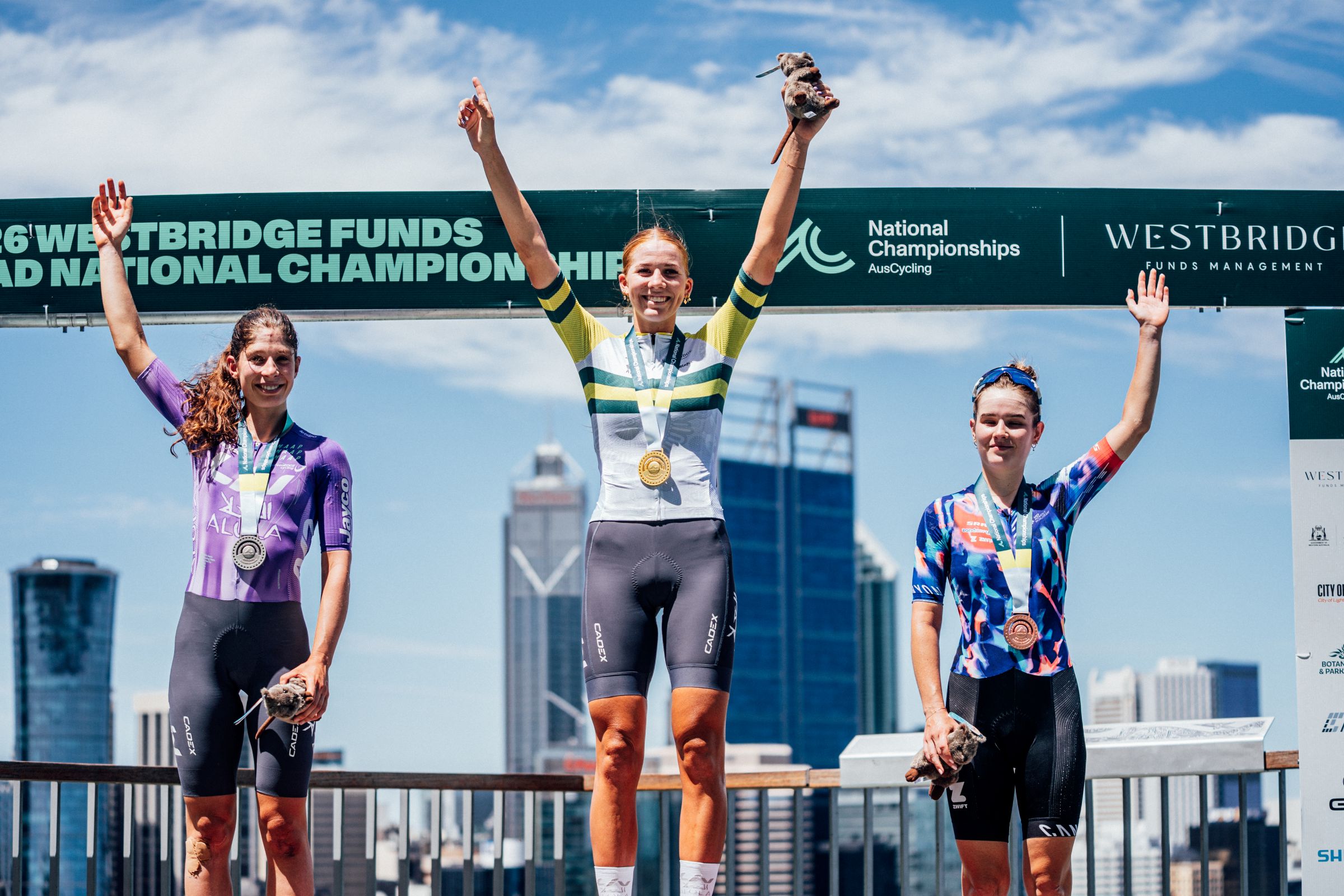 O pódio das elites femininas com Ruby Roseman-Gannon, Mackenzie Coupland e Neve Bradbury (Foto: Zac Williams)