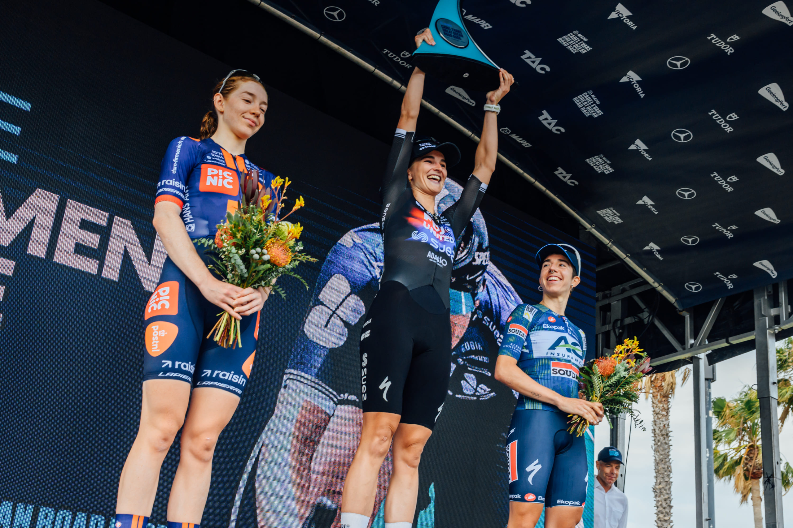 O pódio da Cadel Evans Great Ocean Road Race Women com Josie Nelson, Ally Wollaston e Mireia Benito