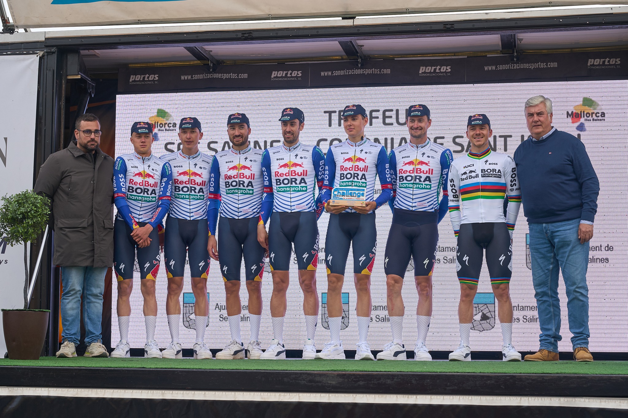 Os vencedores do Trofeo Ses Salines, a Red Bull-Bora-Hansgrohe. Da esquerda para a direita: Maxim Van Gils, Florian Lipowitz, Gianni Moscon, Mattia Cattaneo, Lorenzo Finn, Nico Denz e Remco Evenepoel.