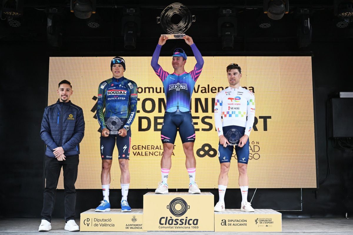 O pódio da Clàssica Comunitat Valenciana 1969 com Paul Magnier, Dylan Groenewegen e Emilien Jeannière (Foto: Getty Images)