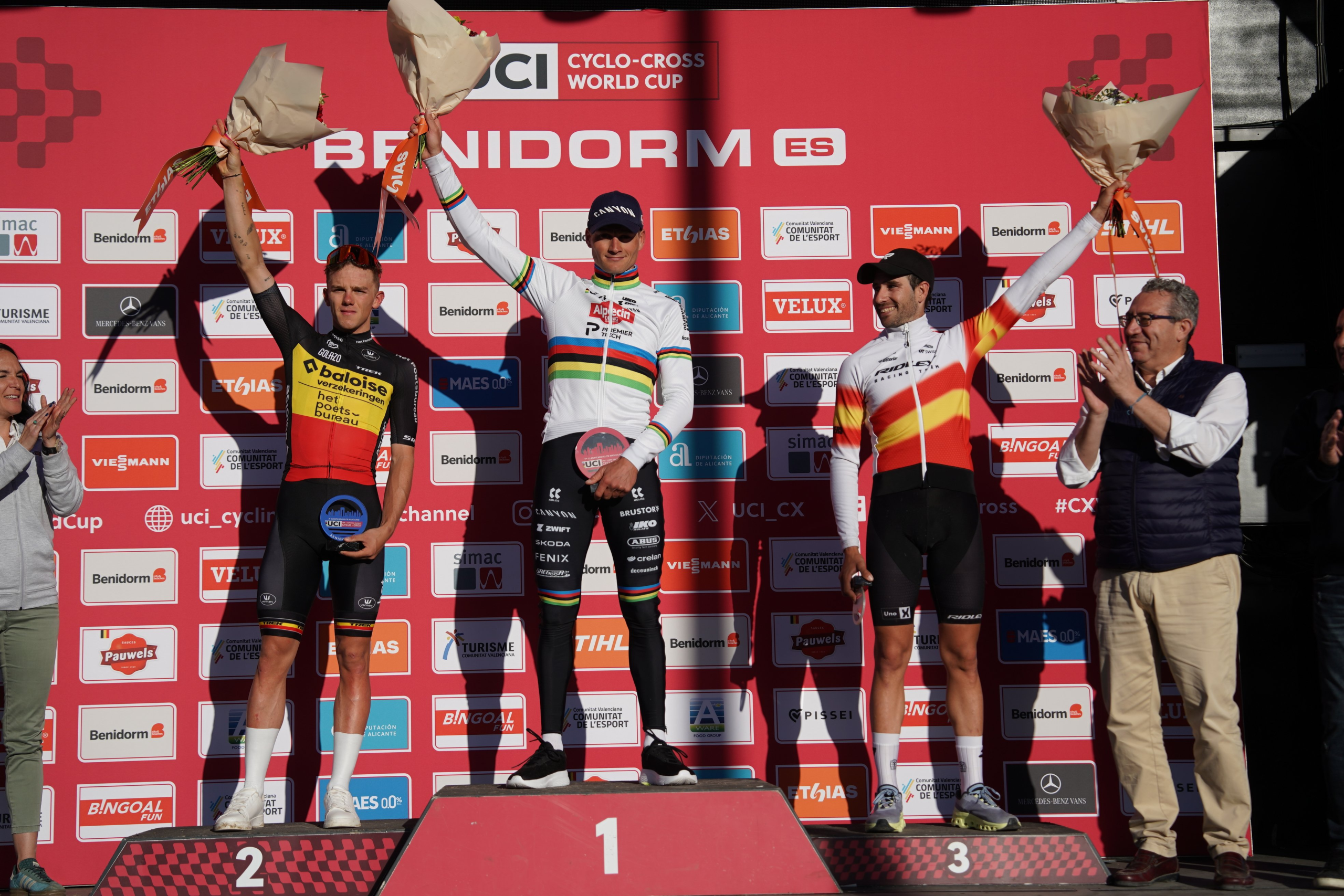 O pódio dos elites masculinos na Taça do Mundo de Ciclocrosse em Benidorm com Thibau Nys, Mathieu van der Poel e Felipe Orts