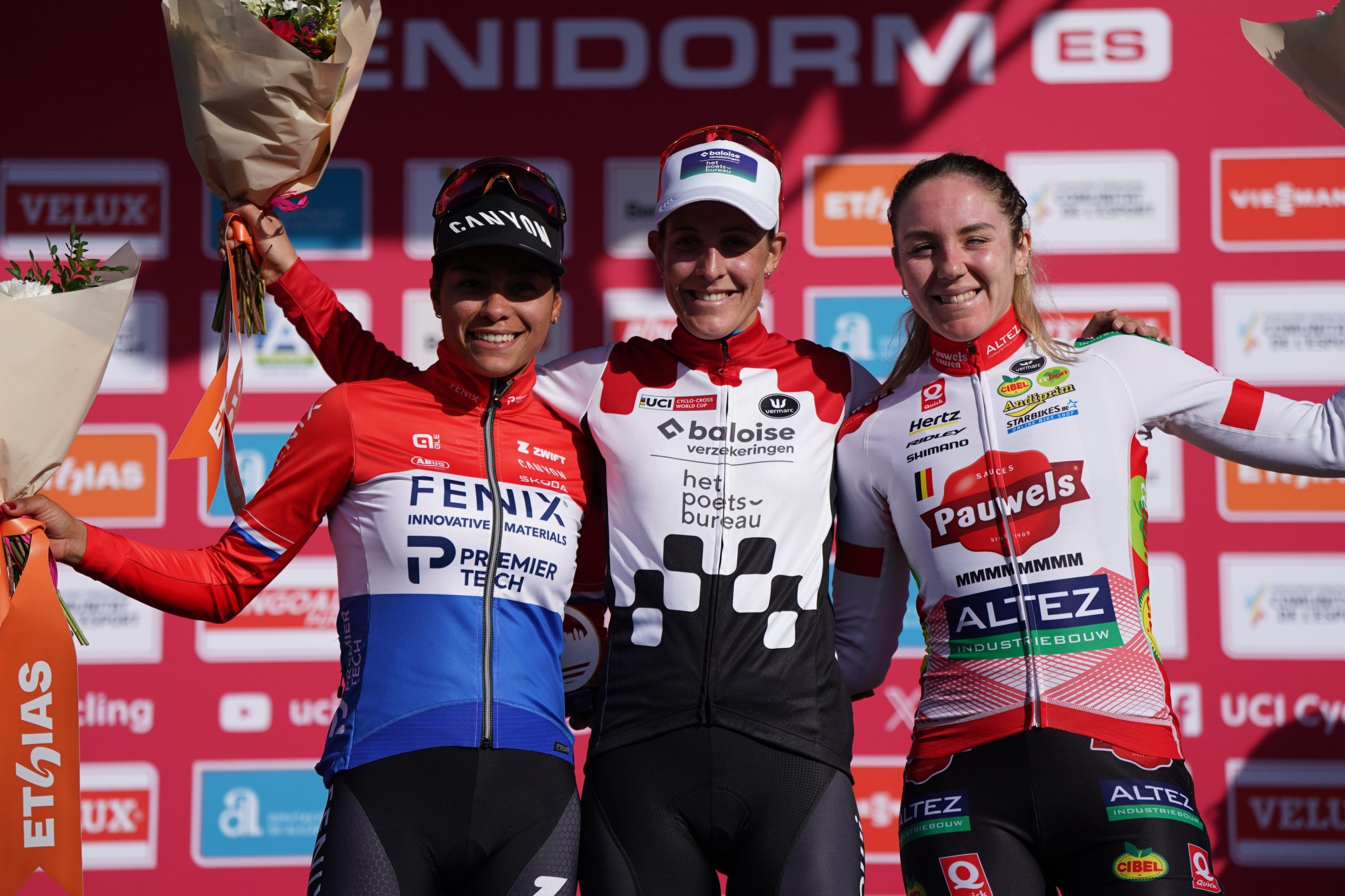 O pódio das elites femininas na Taça do Mundo de Ciclocrosse em Benidorm com Ceylin Alvarado, Lucinda Brand e Amandine Fouquenet