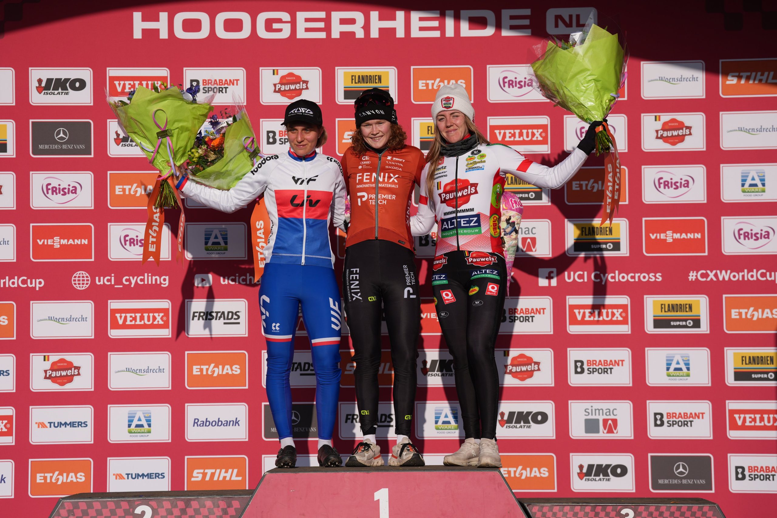 O pódio das elites femininas em Hoogerheide com Kristyna Zemanonva, Puck Pieterse e Amandine Fouquenet