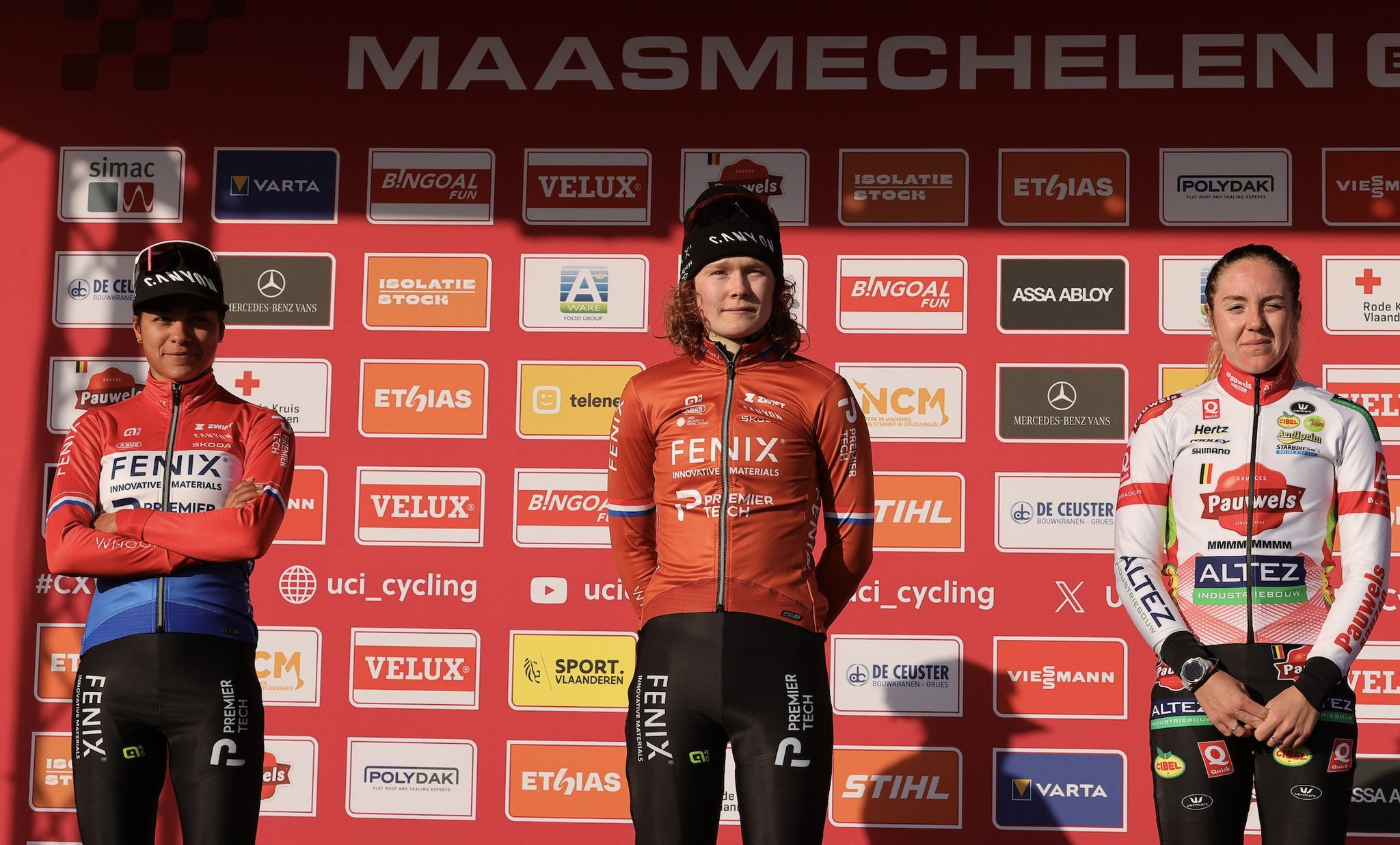O pódio das elites femininas na Taça do Mundo de Ciclocrosse de Maasmecehelen com Ceylin Alvarado, Puck Pieterse e Amandine Fouquenet