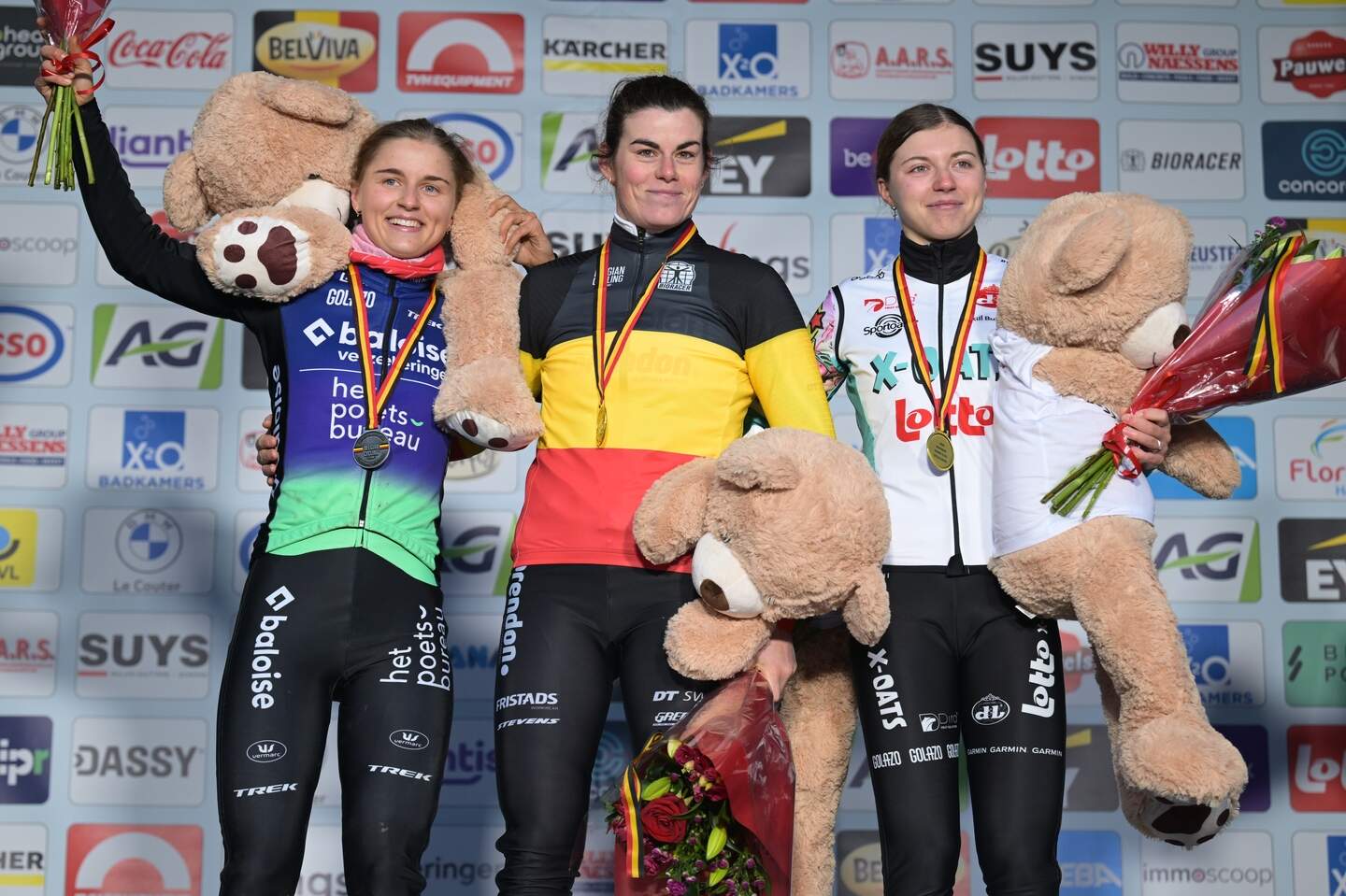 O pódio das elites femininas nos Campeonatos Nacionais da Bélgica com Fleur Moors, Marion Norbert Riberolle e Kiona Crabbe (Foto: BELGA)
