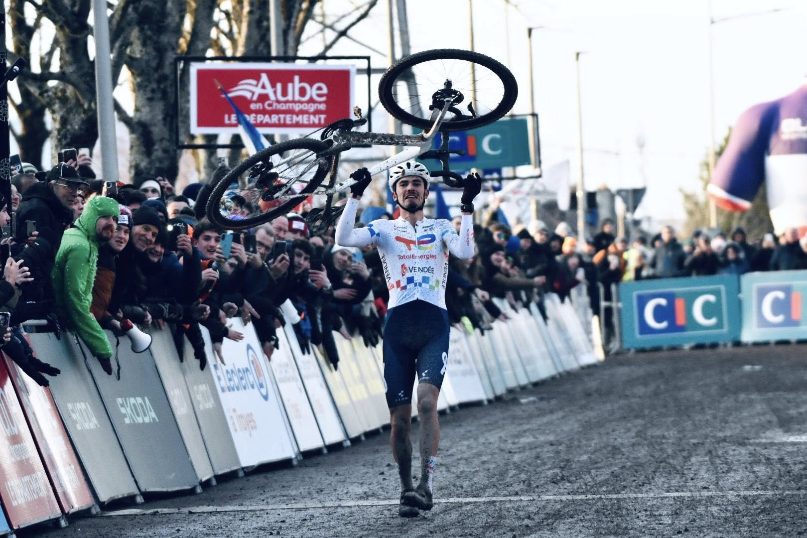 Joris Delbove conquistou um emocionante triunfo nos Campeonatos Nacionais da França (Foto: Troyes Cyclocross UCI)
