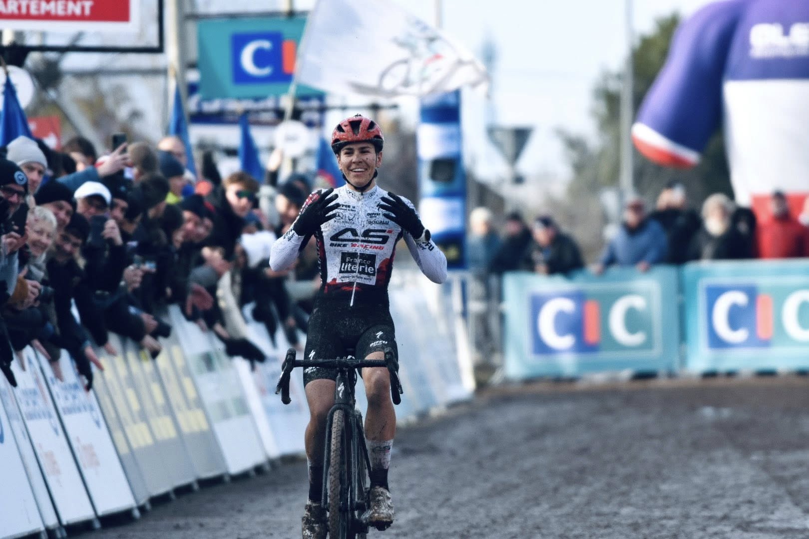 Troyes foi ao rubro com o grande triunfo da jovem estrela Célia Gery (Foto: Troyes Cyclocross UCI)