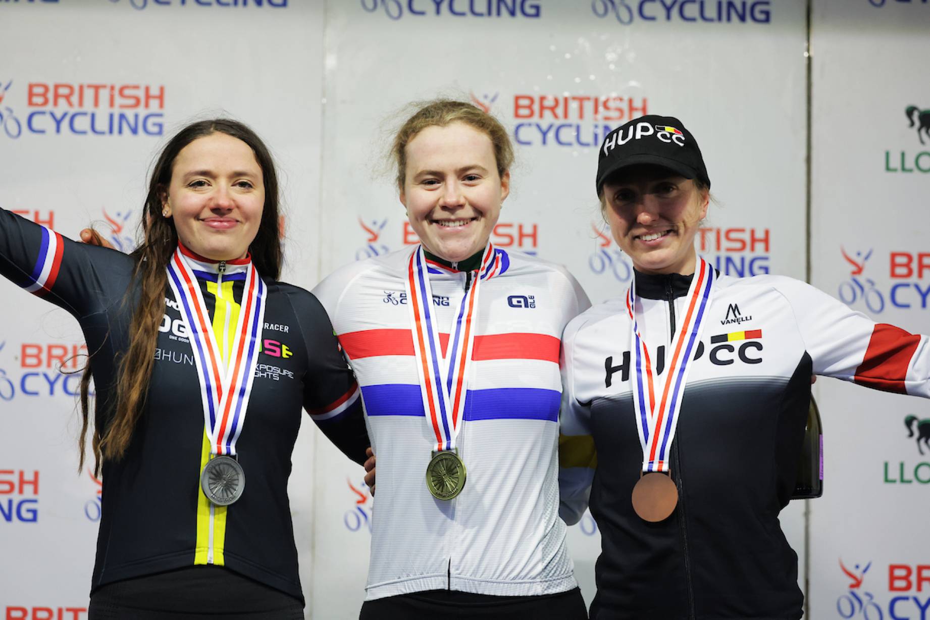 O pódio das elites femininas da Grã-Bretanha com Xan Crees, Anna Flynn e Grace Inglis (Foto: British Cycling)
