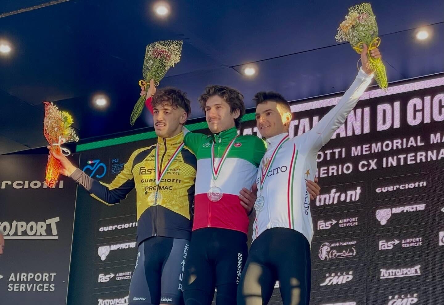 O pódio dos elites masculinos da Itália com Federico Ceolin, Filippo Fontana e Gioele Bertolini (Foto: Federazione Ciclistica Italiana)