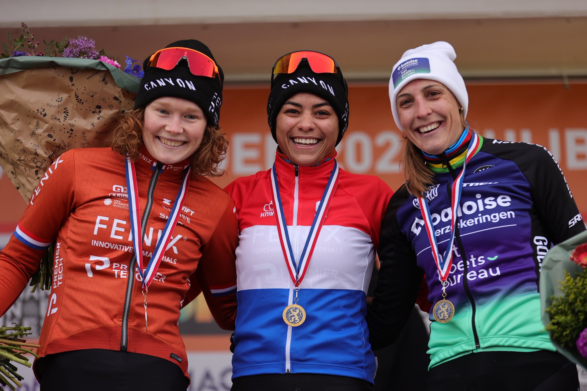 O pódio das elites femininas dos Países Baixos com Puck Pieterse, Ceylin Alvarado e Lucinda Brand (Foto: Photopress.be)
