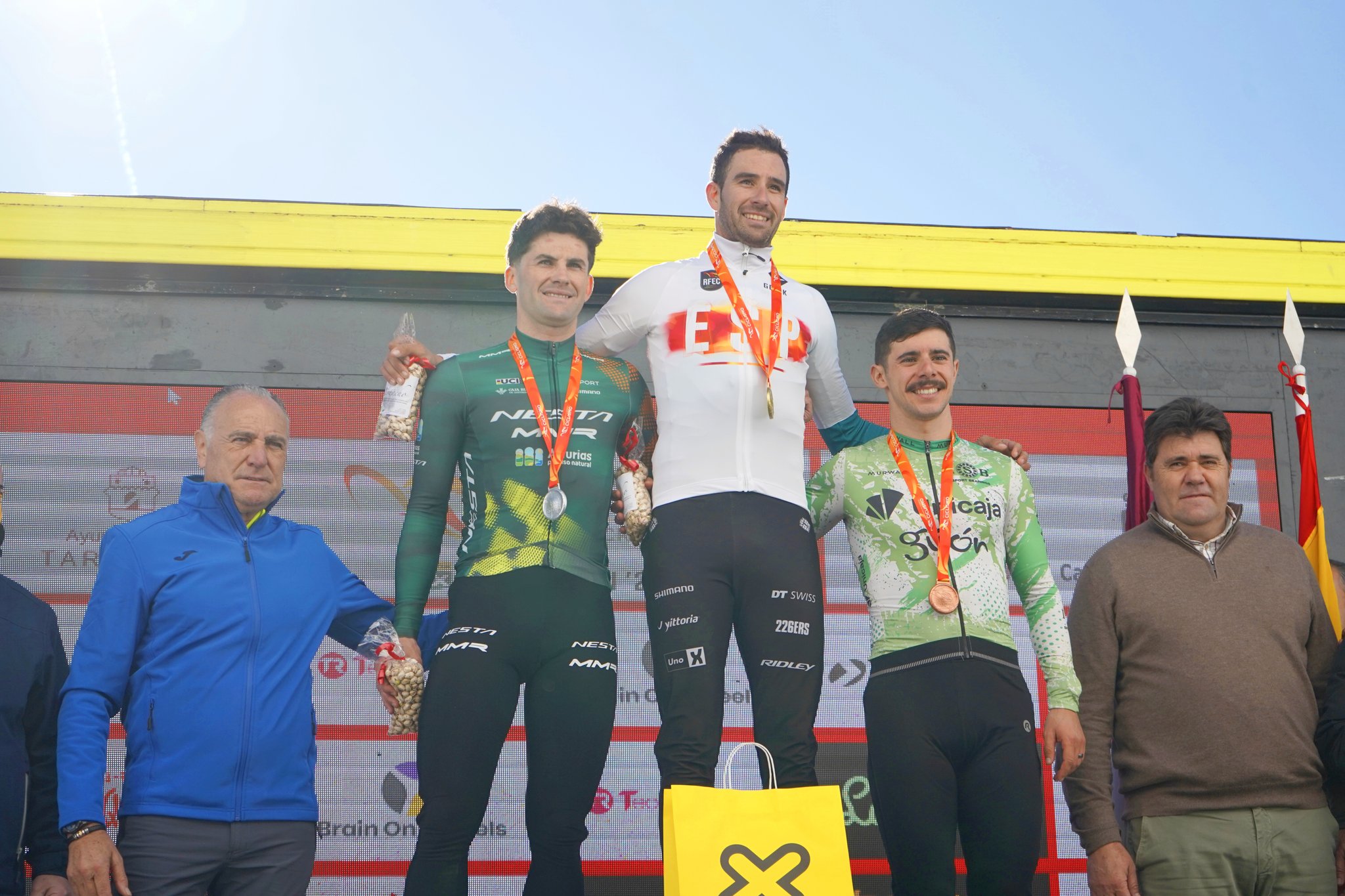 O pódio dos elites masculinos da Espanha com Kevin Suarez, Felipe Orts e Mario Junquera (Foto: Real Federacion Española de Ciclismo)