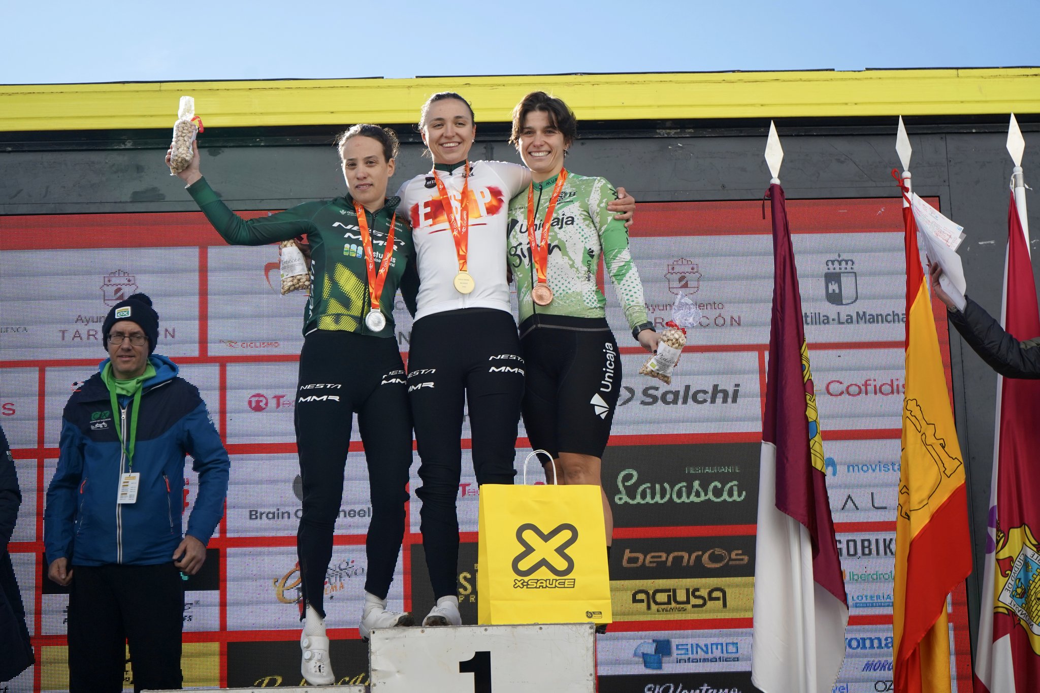 O pódio das elites femininas em Espanha com Lucia Gonzalez, Sofia Rodriguez e Sara Cueto (Foto: Real Federacion Española de Ciclismo)