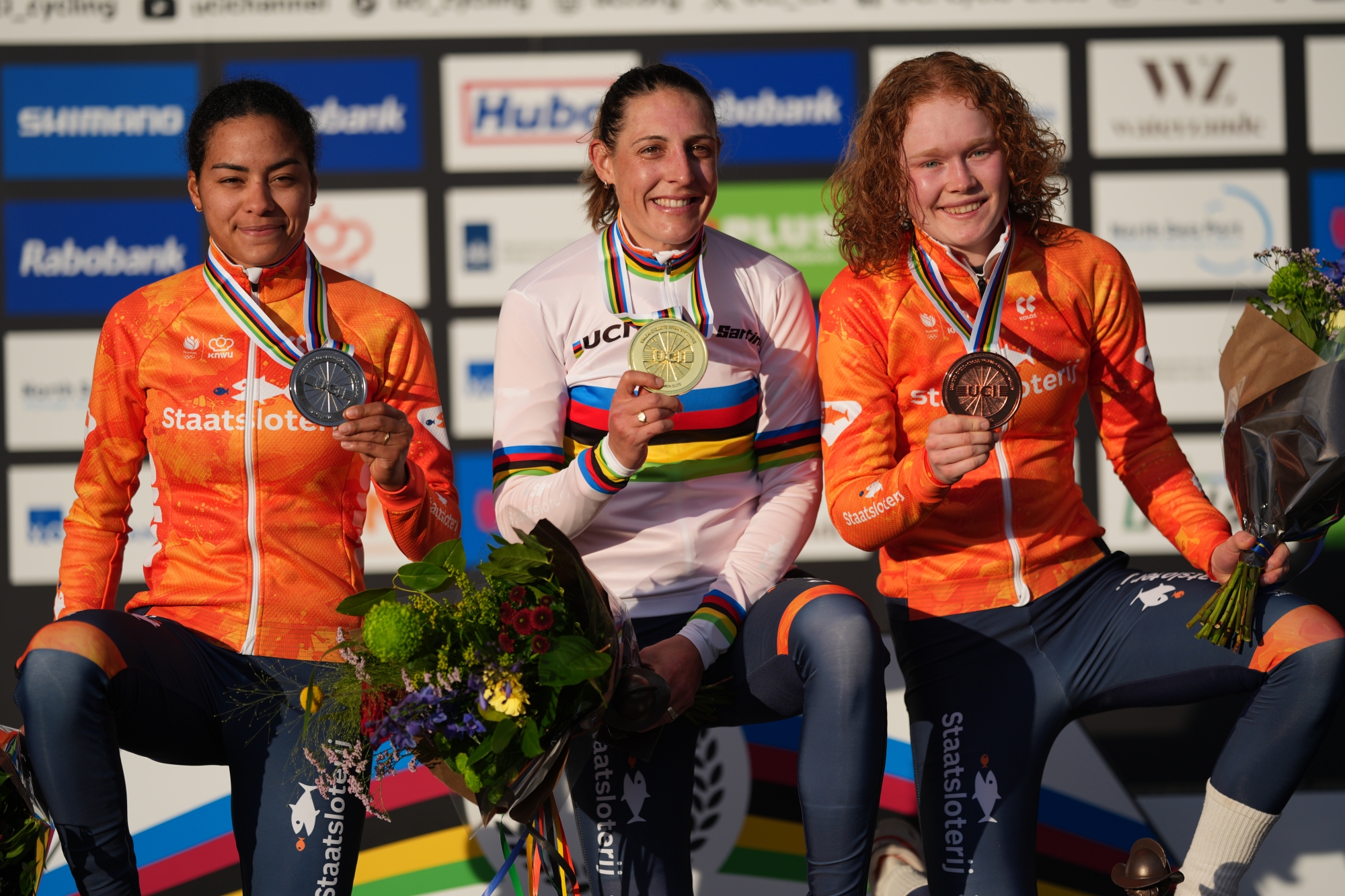 O pódio das elites femininas nos Campeonatos do Mundo de Ciclocrosse com Ceylin Alvarado, Lucinda Brand e Puck Pieterse