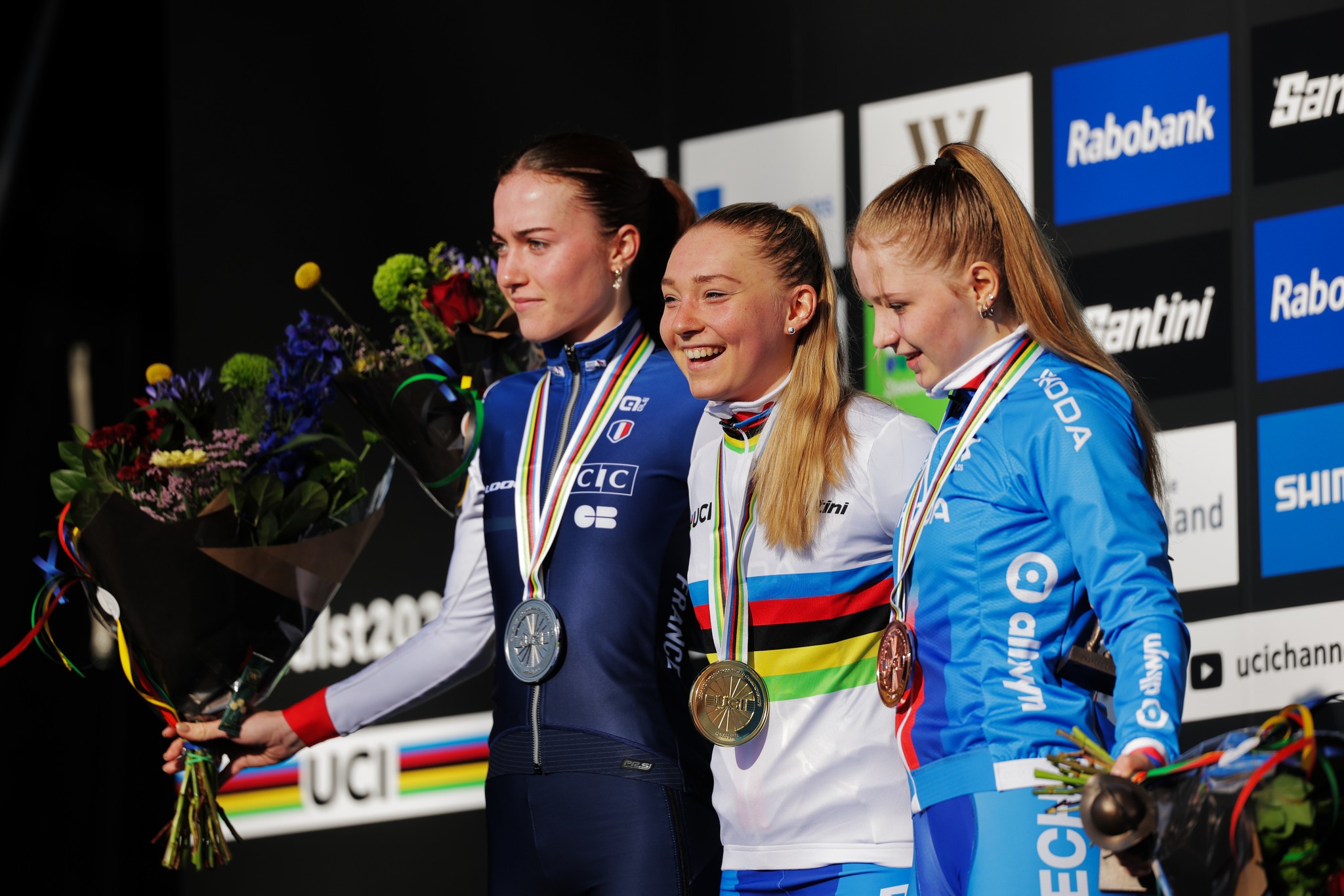 O pódio das juniores femininas nos Campeonatos do Mundo de Ciclocrosse com Lise Revol, Barbora Bukovská e Lucie Grohova