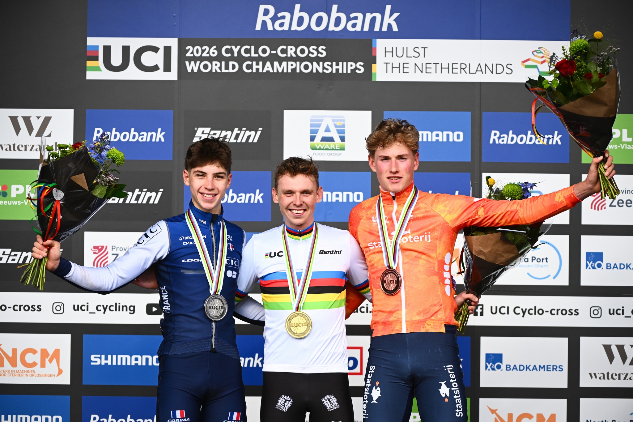 O pódio dos Sub-23 masculinos nos Campeonatos do Mundo de Ciclocrosse com Aubin Sparfel, Aaron Dockx e Keije Solen