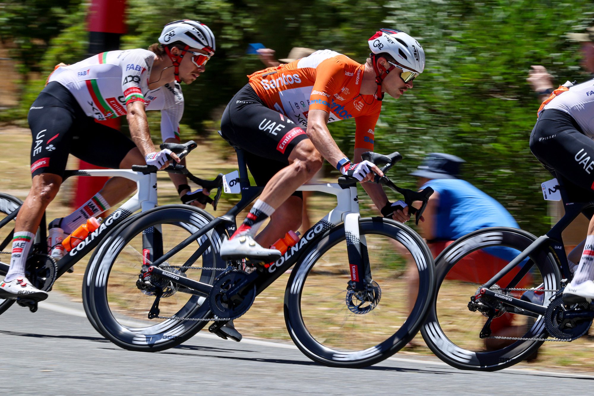 Jay Vine segue o camisola laranja do Tour Down Under (Foto: SprintCyclingAgency)