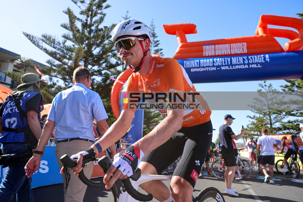 Jay Vine segue o camisola laranja do Tour Down Under (Foto: Kei Tsuji/SprintCyclingAgency©2026)