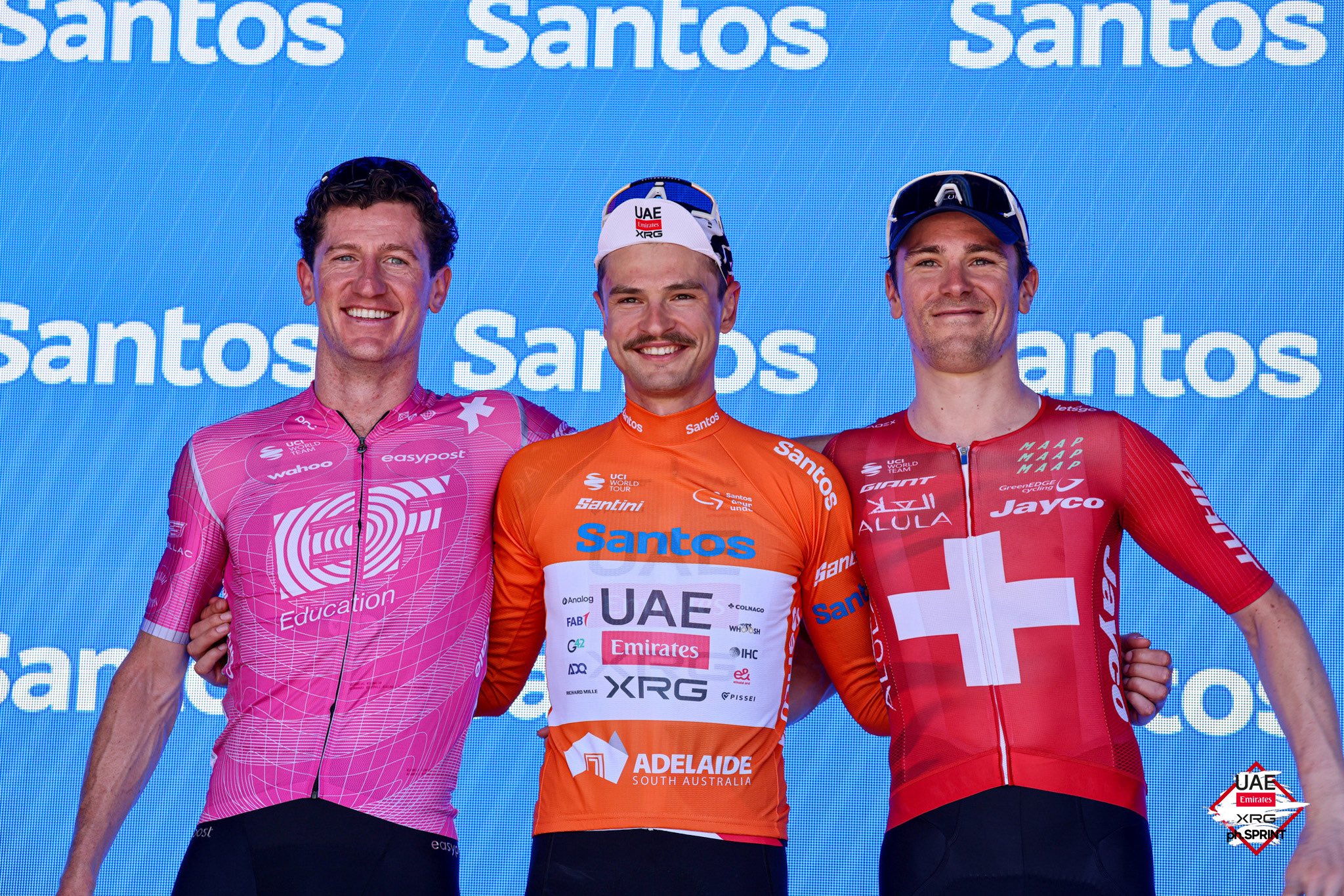 O pódio final do Tour Down Under com Harry Sweeny, Jay Vine e Mauro Schmid (Foto: SprintCyclingAgency)