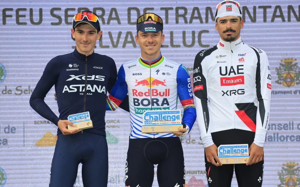 O pódio do Trofeo Serra Tramuntana com Christian Scaroni, Remco Evenepoel e António Morgado (Foto: SprintCyclingAgency)