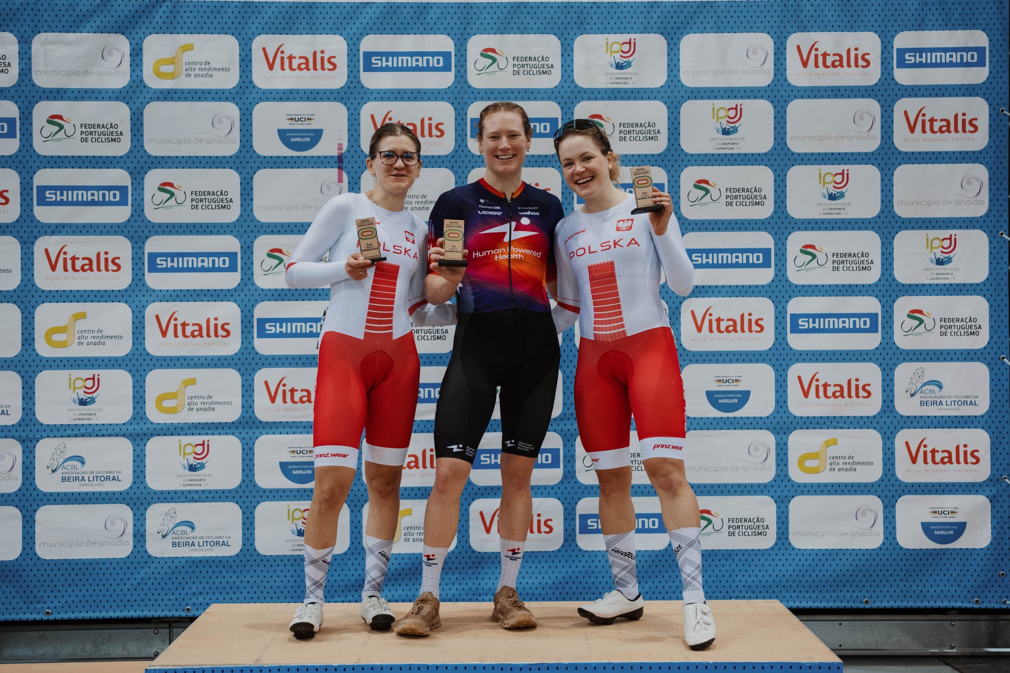 O pódio do Scratch das elites femininas com Wiktoria Pikulik, Lily Williams e Daria Pikulik