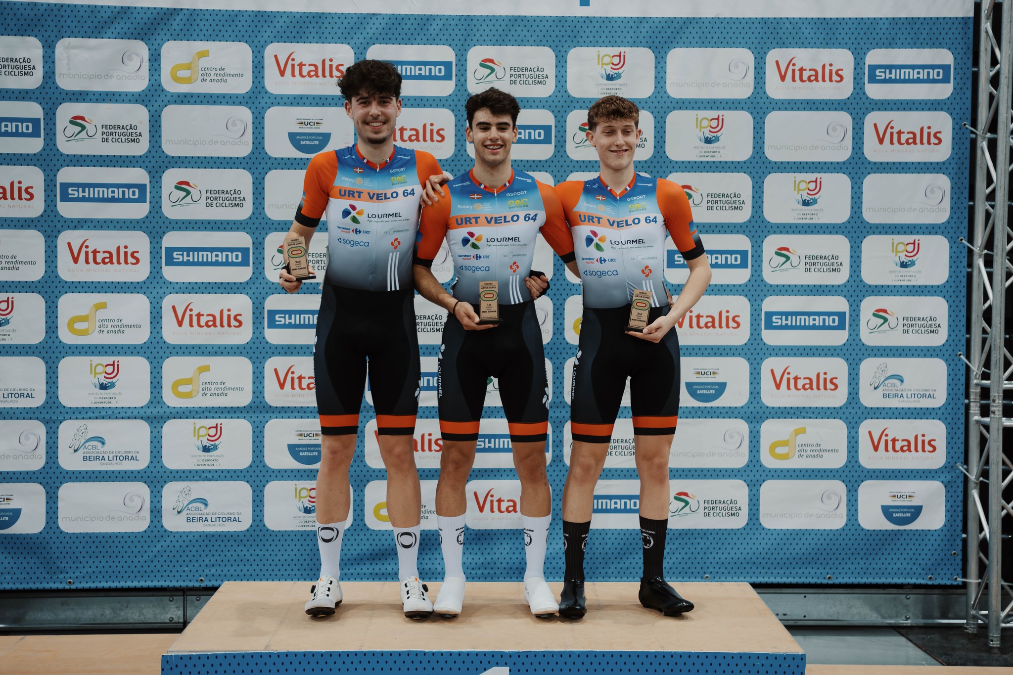 O pódio da Corrida por Pontos dos juniores masculinos com Clement Zaia, Nolan Babayou e Louca Maisonneuve
