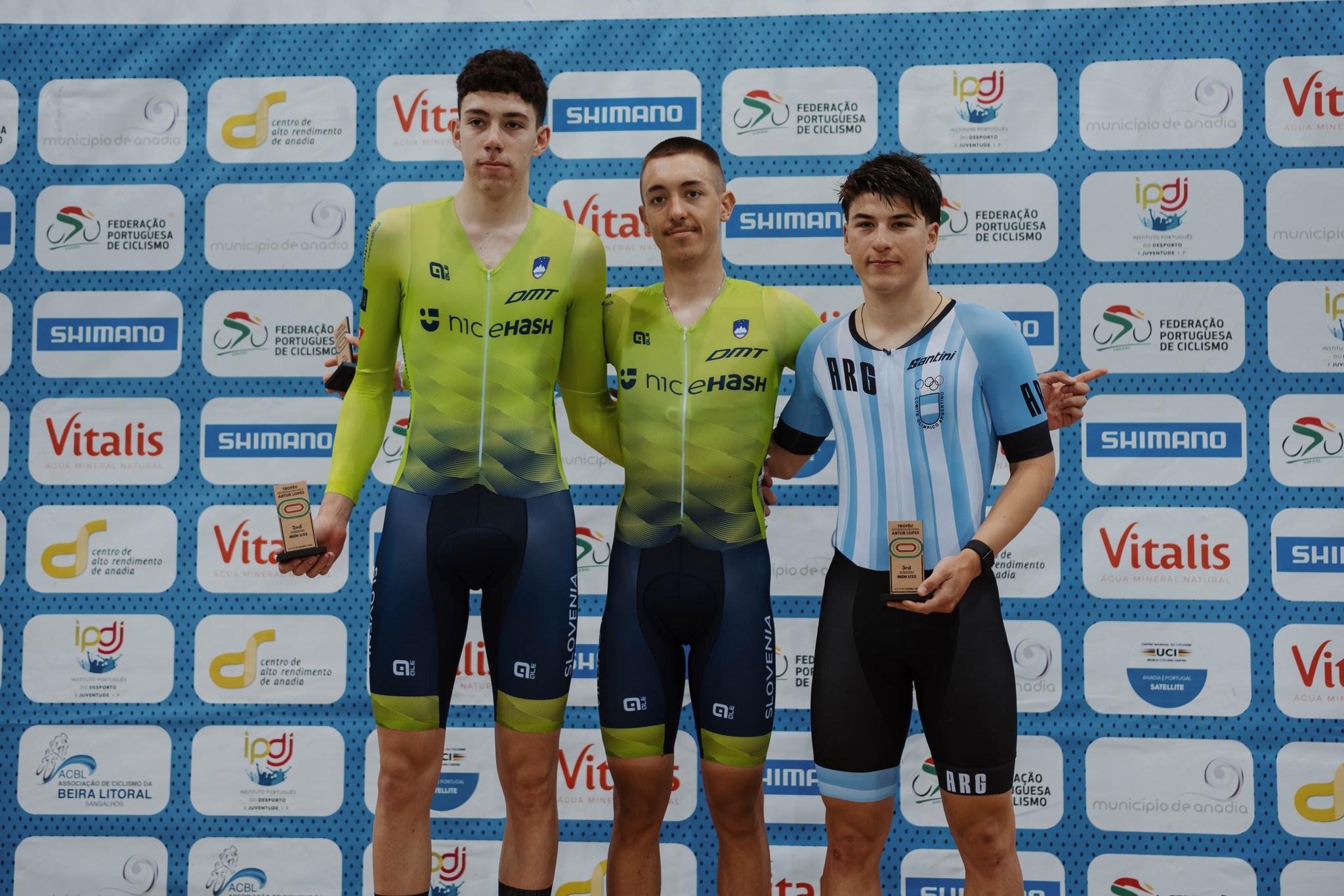 O pódio do Scratch dos Sub-23 masculinos com Maj Flajs, Nejc Peterlin e Mateo Duque