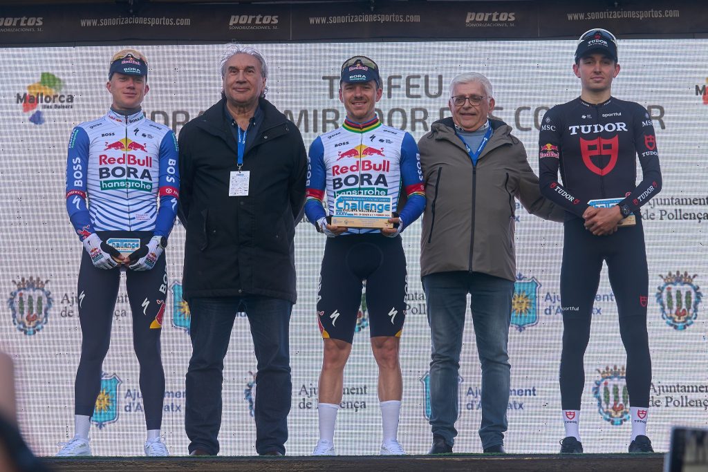 O pódio do Trofeo Andratx - Pollença com Maxim van Gils, Remco Evenepoel e Mathys Rondel (Foto: Challenge Mallorca)