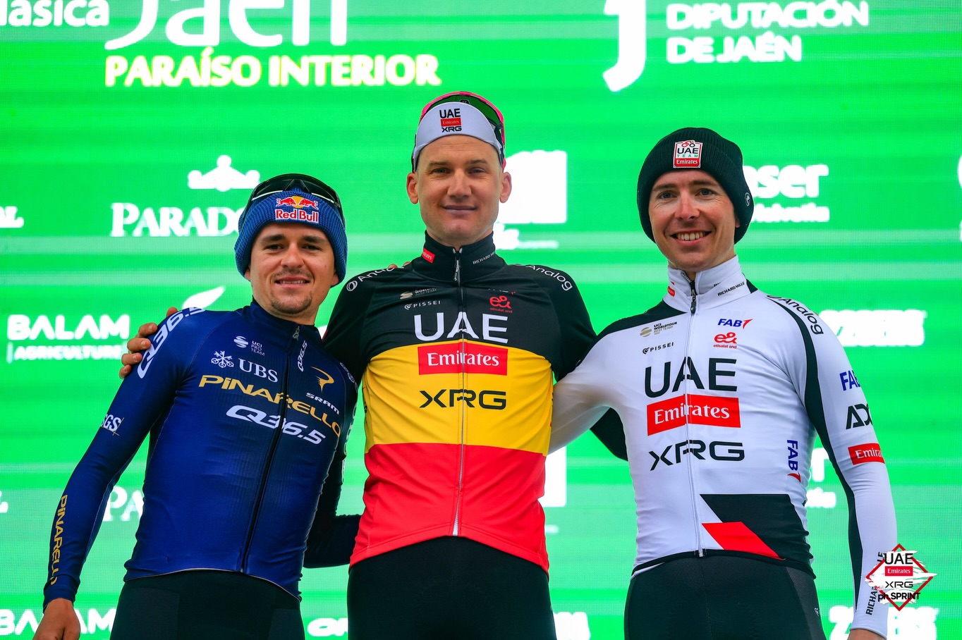 O pódio da Clásica Jaén com Tom Pidcock, Tim Wellens e Benoit Cosnefroy