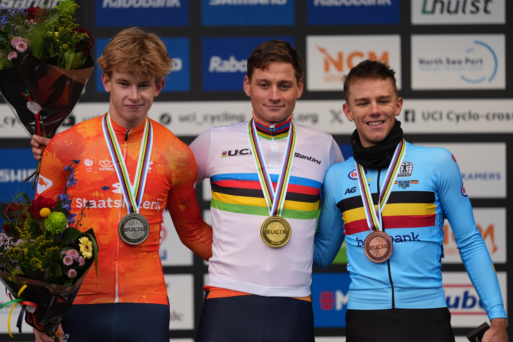 O pódio dos elites masculinos nos Campeonatos do Mundo de Ciclocrosse com Tibor del Grosso, Mathieu van der Poel e Thibau Nys