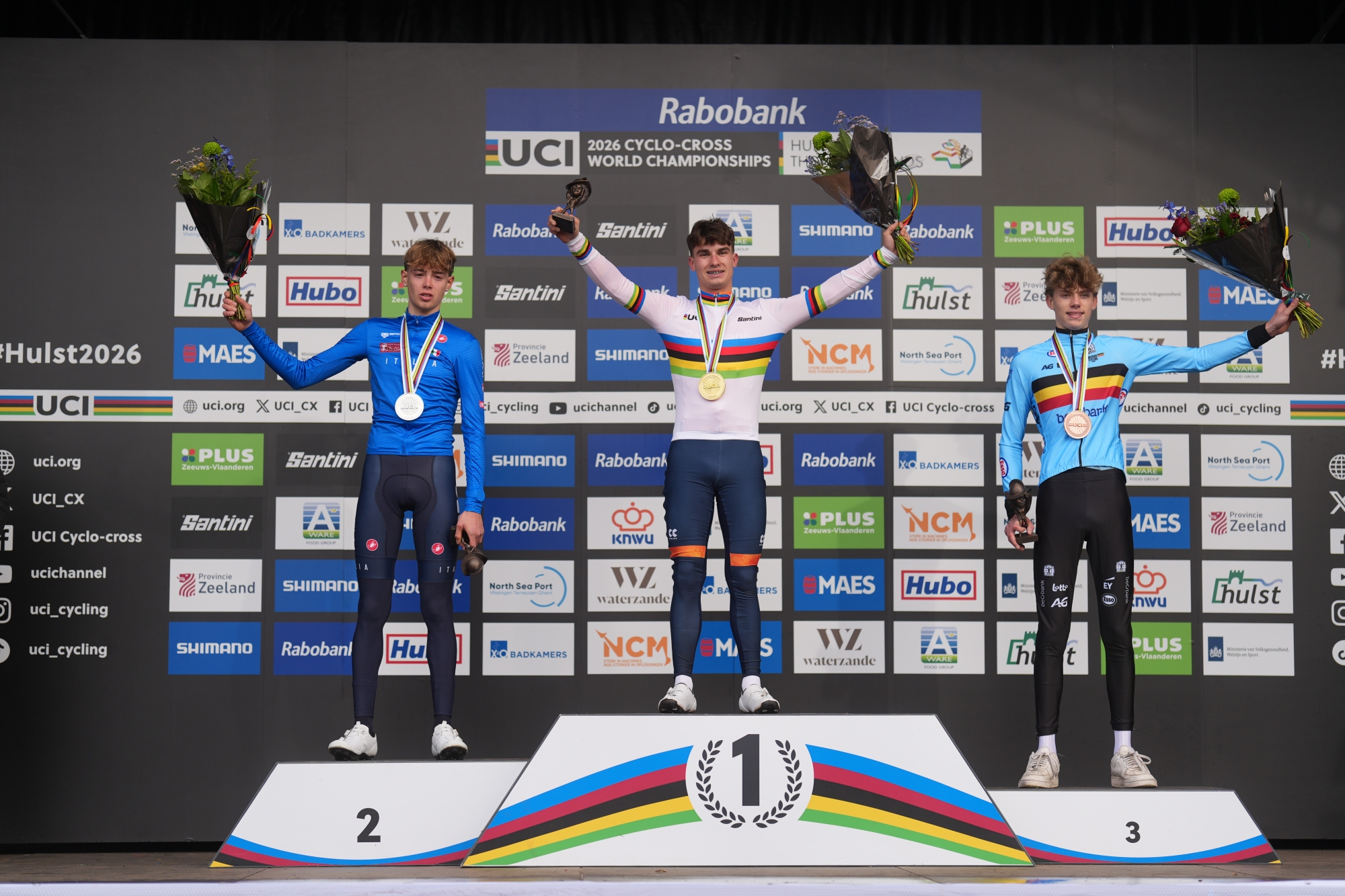 O pódio dos juniores masculinos nos Campeonatos do Mundo de Ciclocrosse com Filippo Grigolini, Delano Heeren e Giel Lejeune