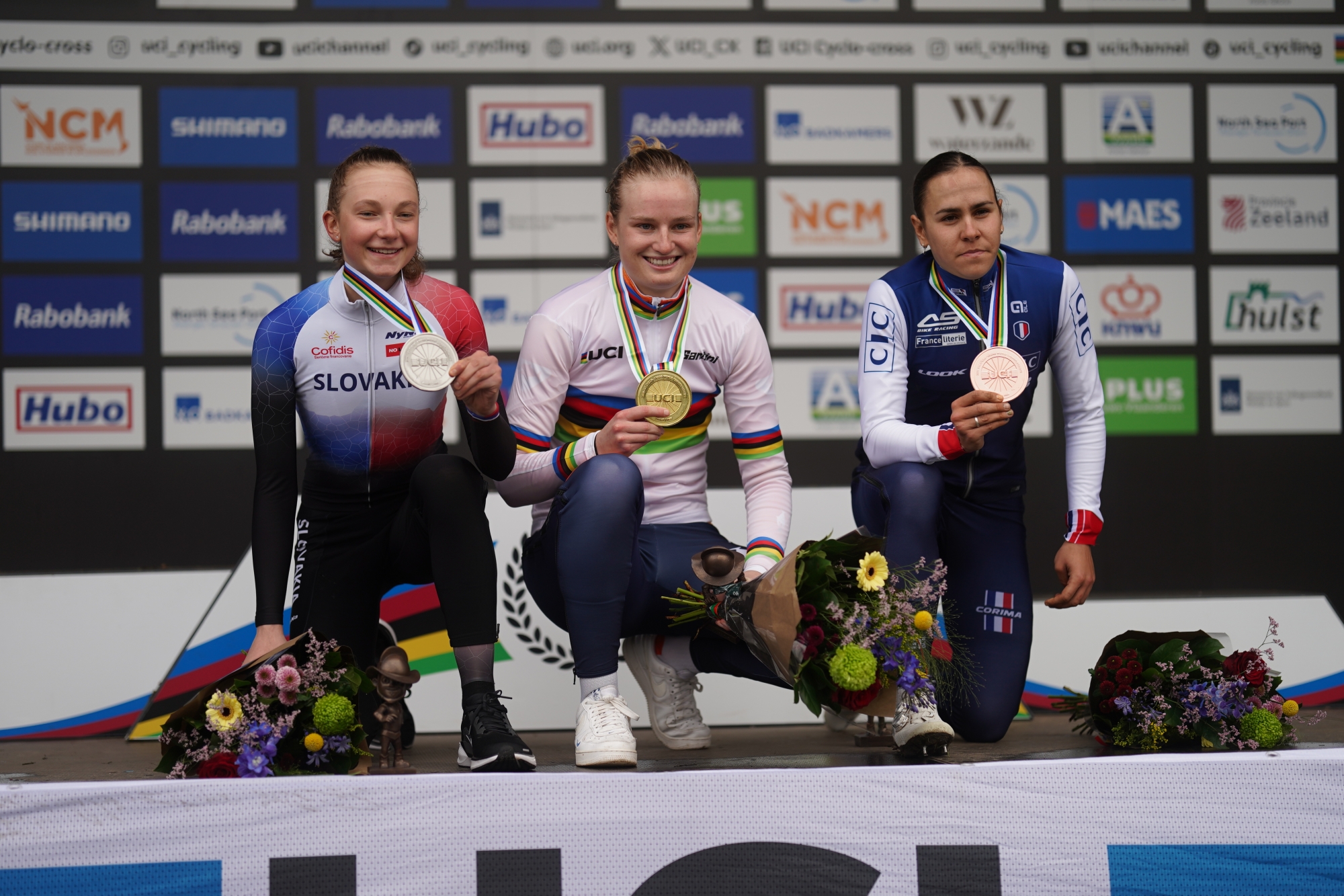 O pódio das Sub-23 femininas noso Campeonatos do Mundo de Ciclocrosse com Viktoria Chladonová, Leonie Bentveld e Célia Gery