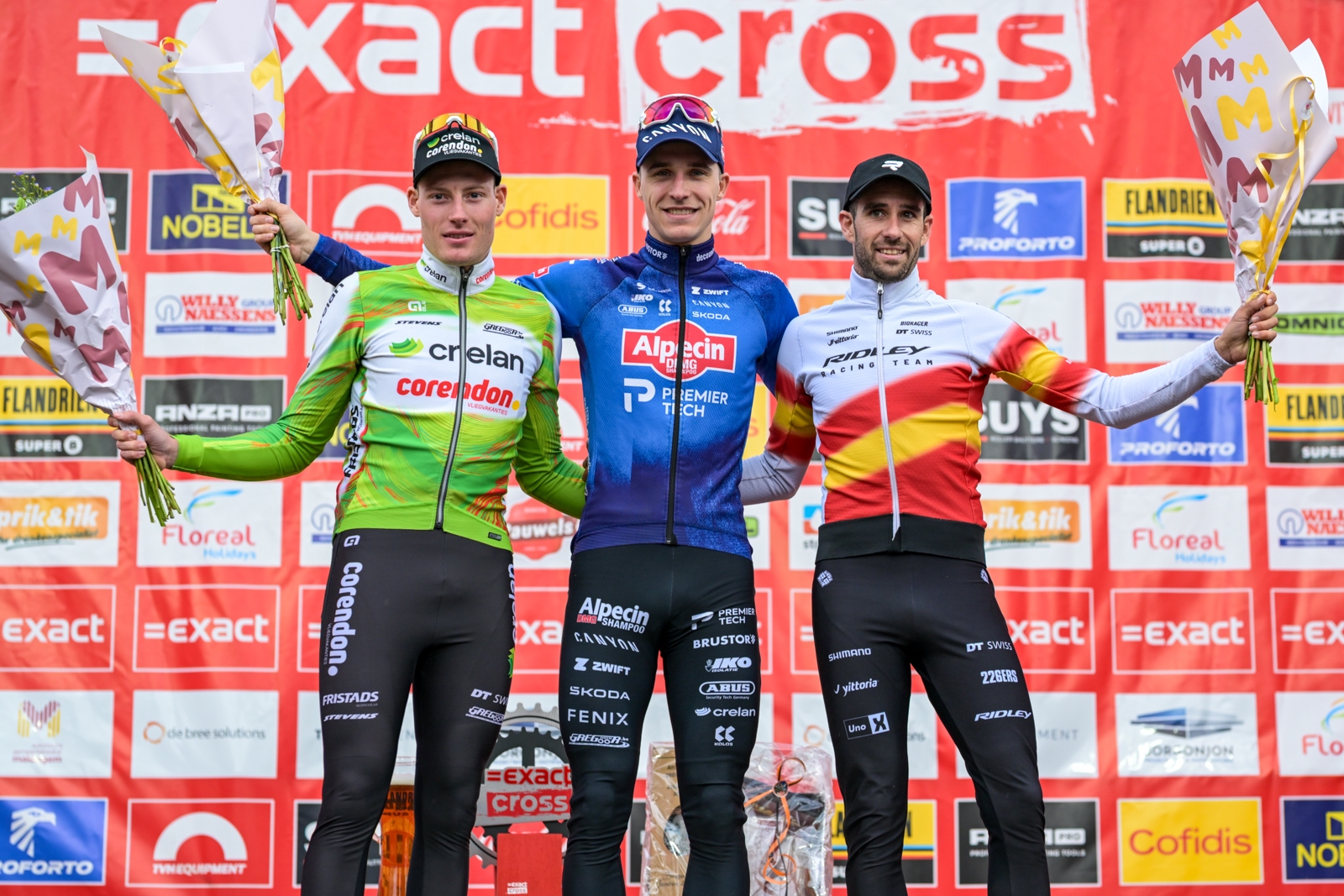 O pódio dos elites masculinos no Exact Cross de Maldegem com Joran Wyseure, Niels Vandeputte e Felipe Orts
