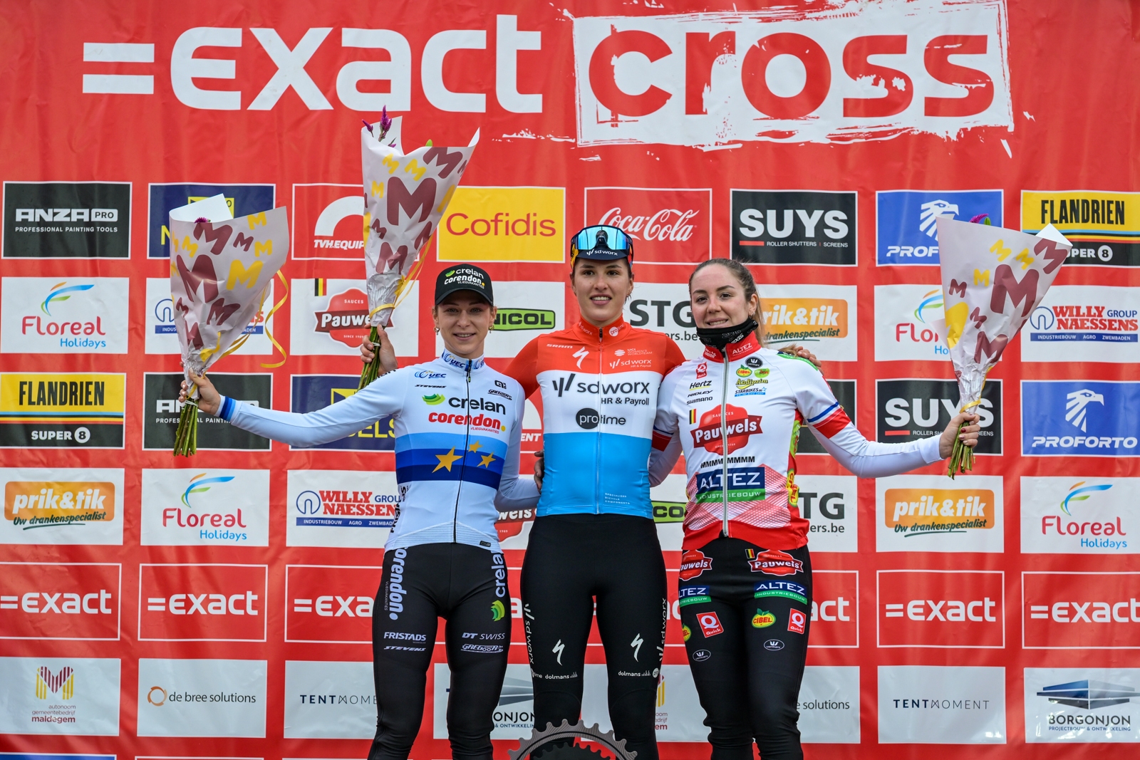 O pódio do Exact Cross de Maldegem das elites femininas com Inge van der Heijden, Marie Schreiber e Amandine Fouquenet