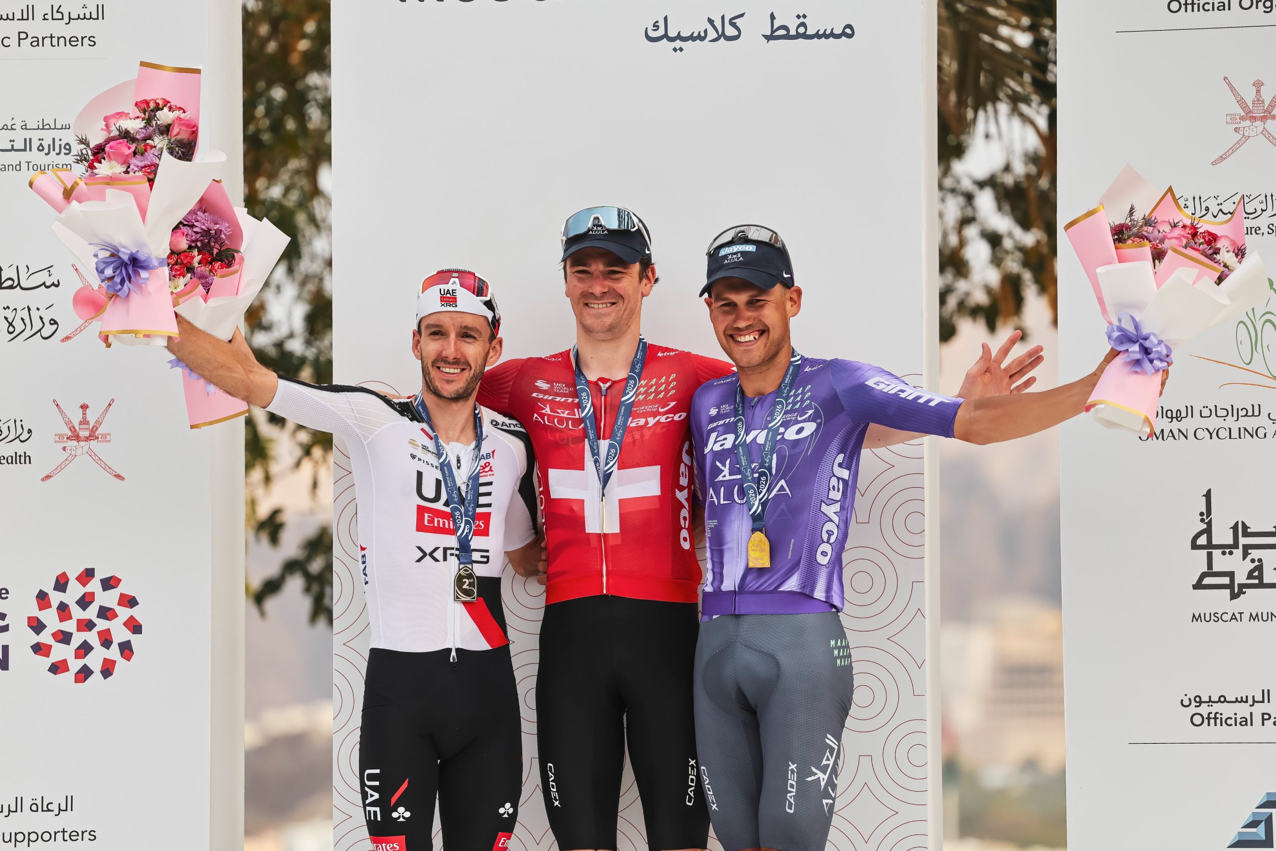O pódio da Muscat Classic com Adam Yates, Mauro Schmid e Luke Plapp