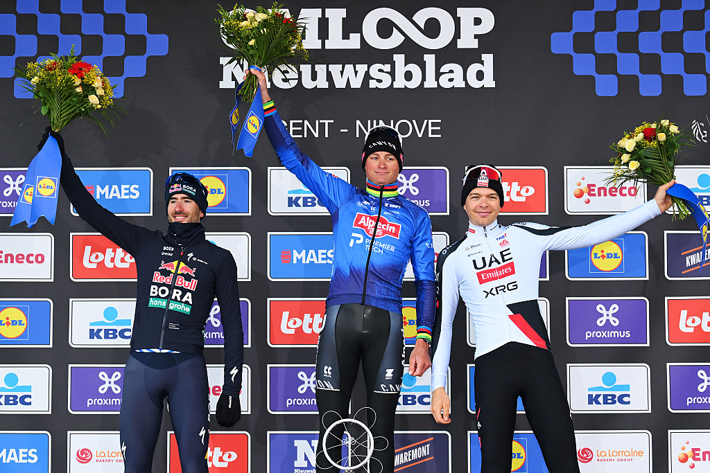 O pódio da Omloop Nieuwsblad com Tim van Dijke, Mathieu van der Poel e Florian Vermeersch (Foto: Getty Images)