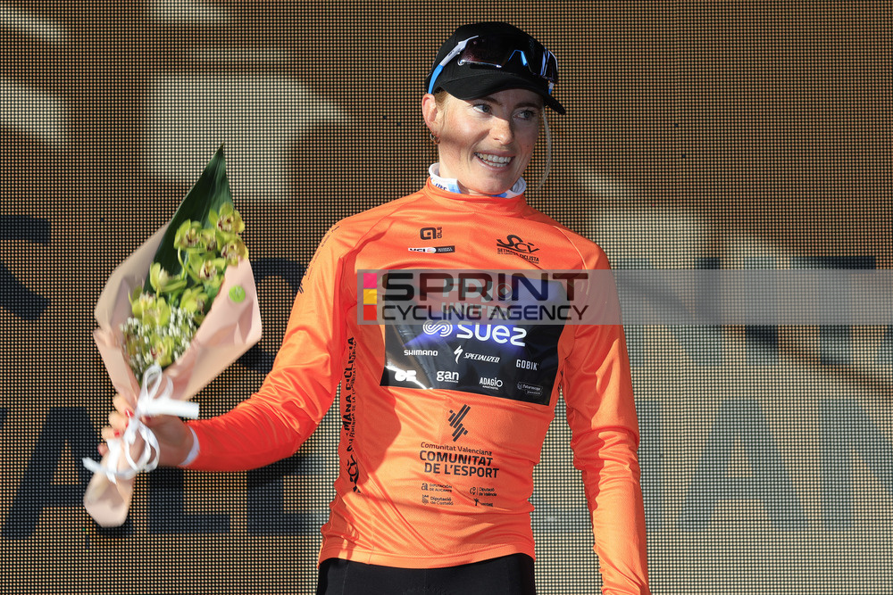 Demi Vollering segue a camisola laranja da Setmana Ciclista Valenciana