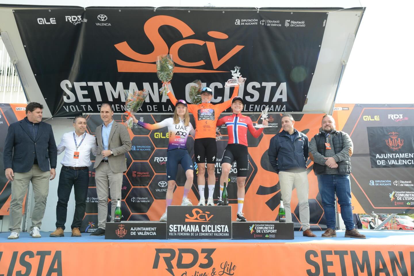 O pódio da Setmana Ciclista Valenciana com Maeva Squiban, Demi Vollering e Mie Ottestad