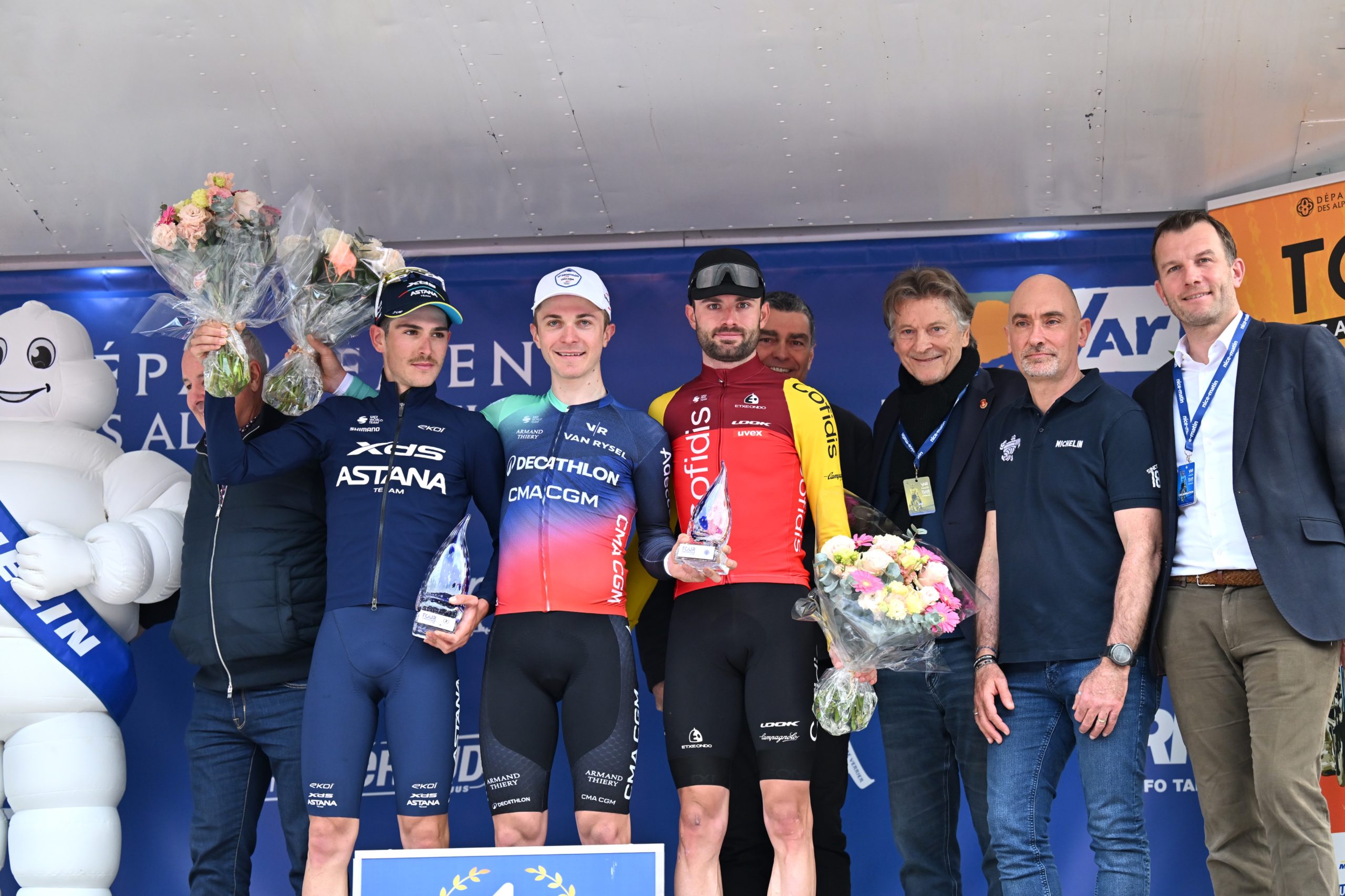 O pódio do Tour des Alpes-Maritimes com Christian Scaroni, Paul Lapeira e Simon Carr