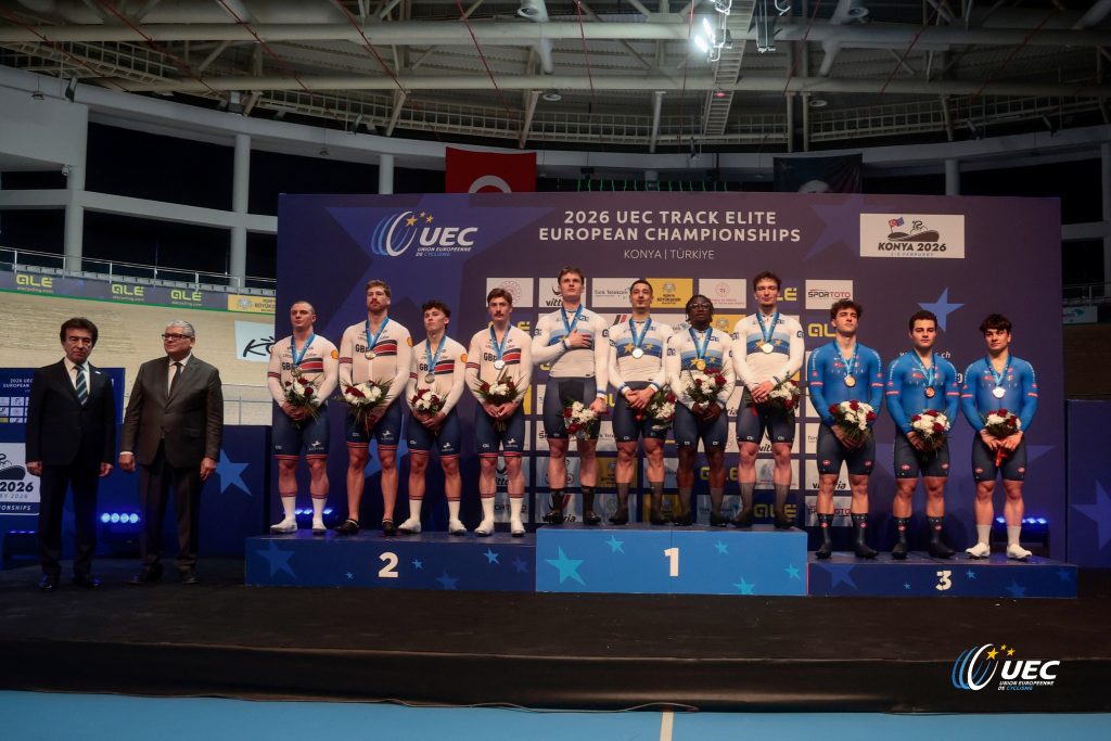 O pódio do Sprint Coletivo masculino nos Campeonatos da Europa com Grã-Bretanha, França e Itália