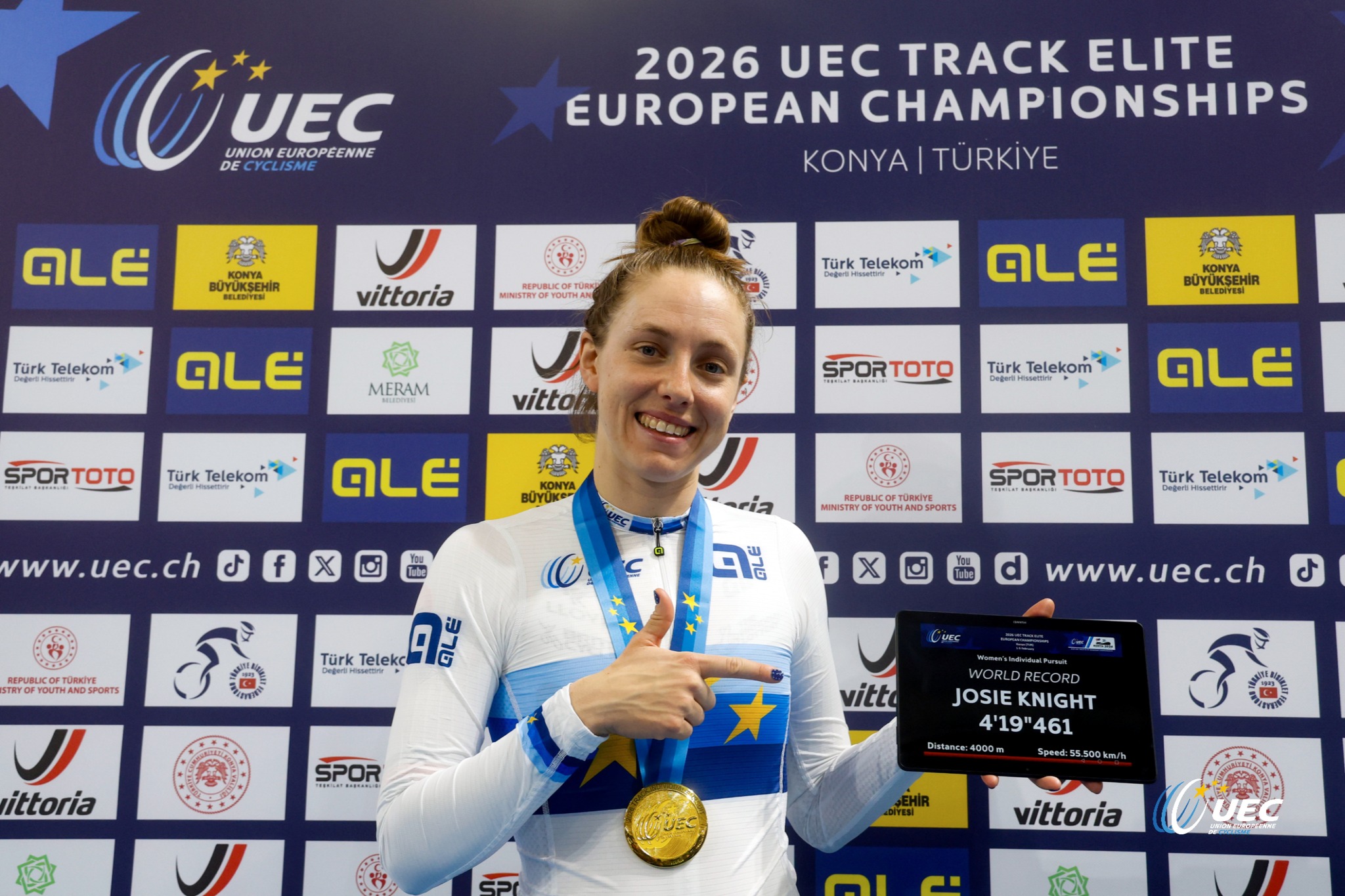 Josie Knight registou um novo recorde do mundo de Perseguição Individual nos Campeonatos da Europa em Konya