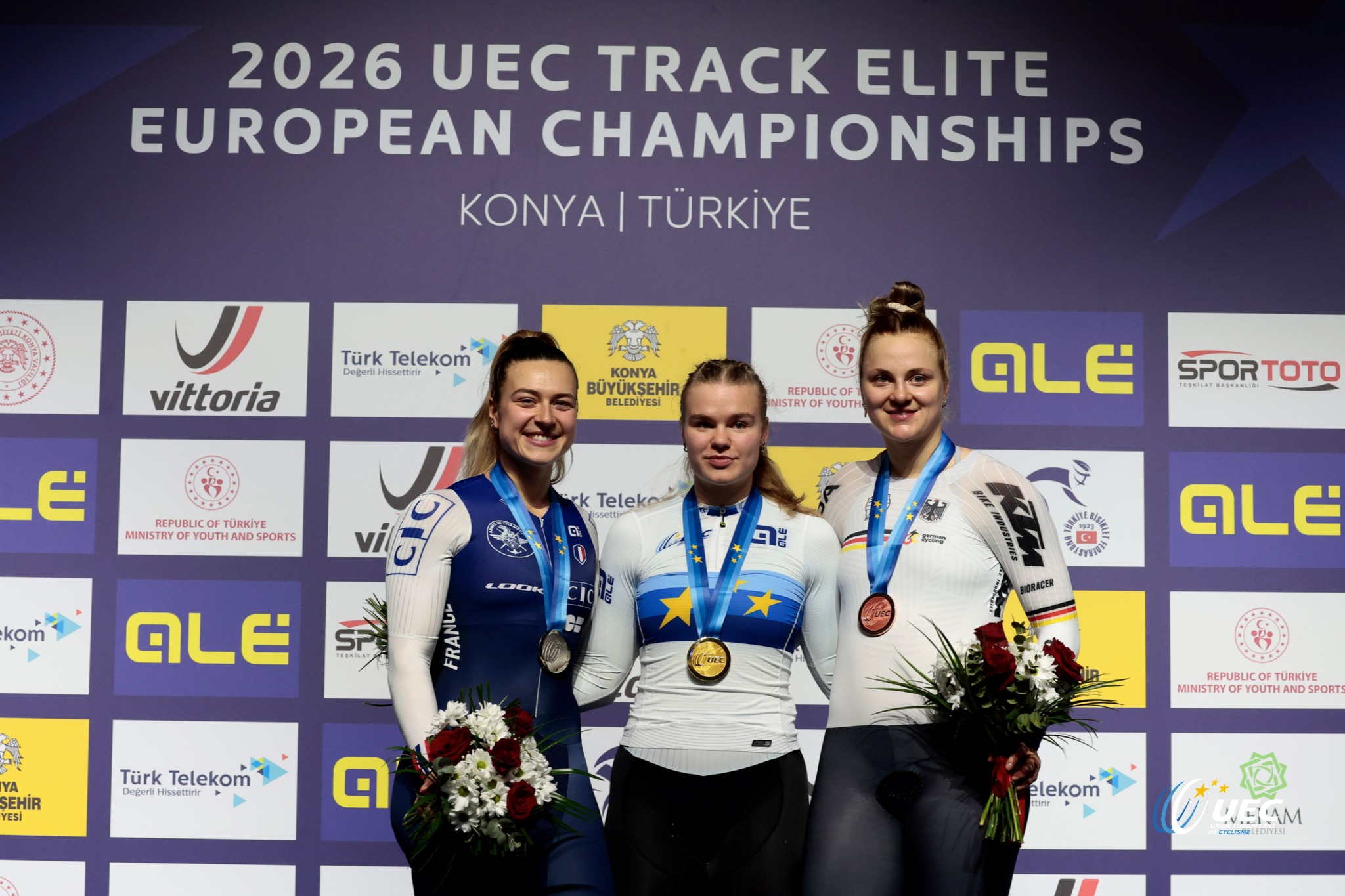 O pódio do Keirin feminino com Mathilde Gros, Alina Lysenko e Lea Friedrich (Foto: UEC)
