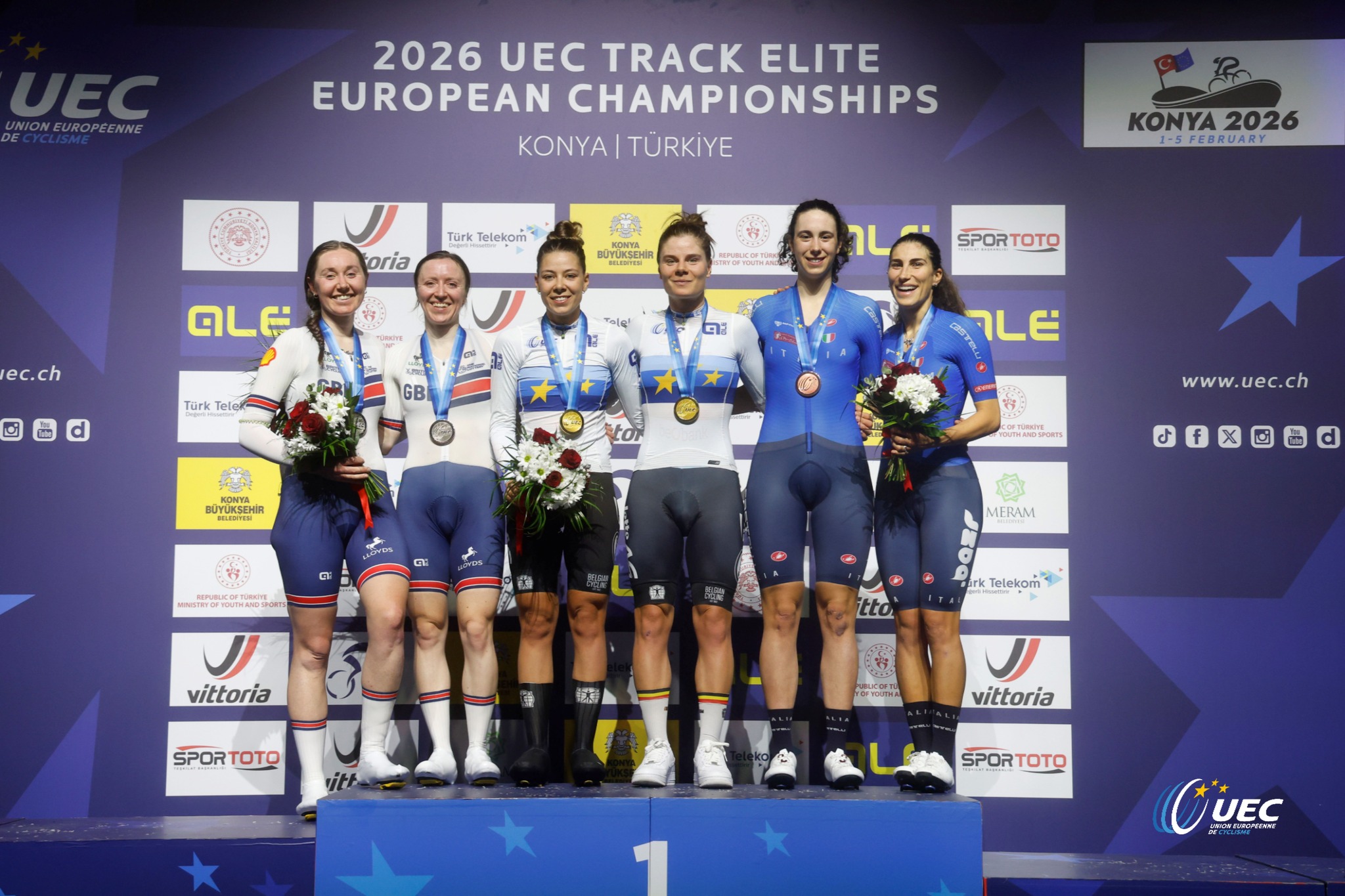 O pódio do Madison feminino com Katie Archibald e Anna Morris, Shari Bossuyt e Lotte Kopecky e Federica Venturelli e Elisa Balsamo (Foto: UEC)
