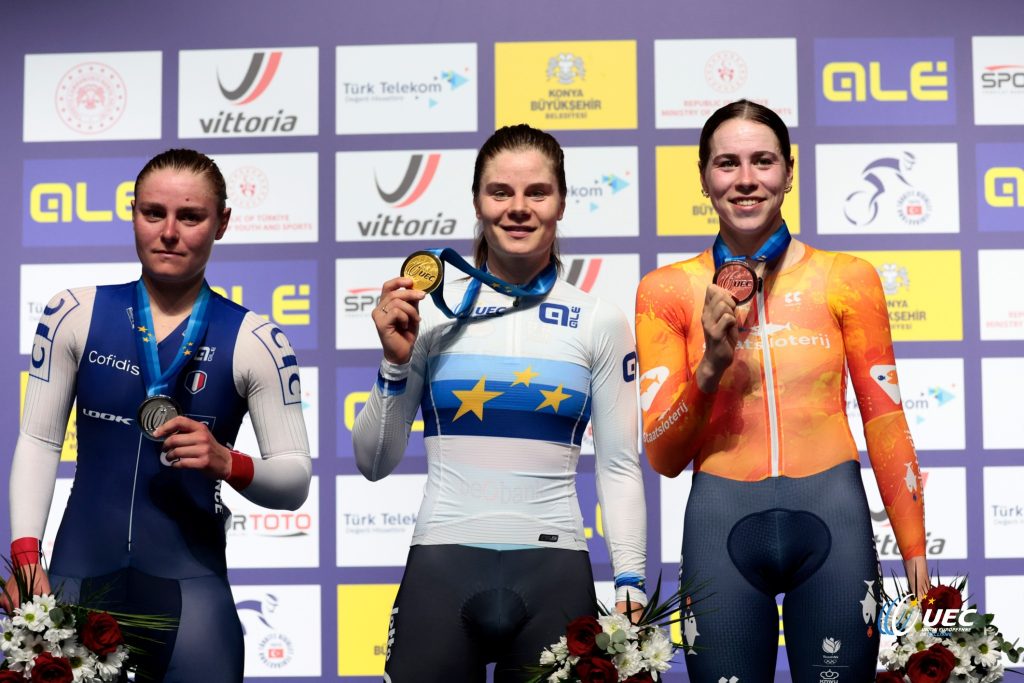 O pódio da Corrida por Pontos feminina com Victoire Berteau, Lotte Kopecky e Sofie van Rooijen