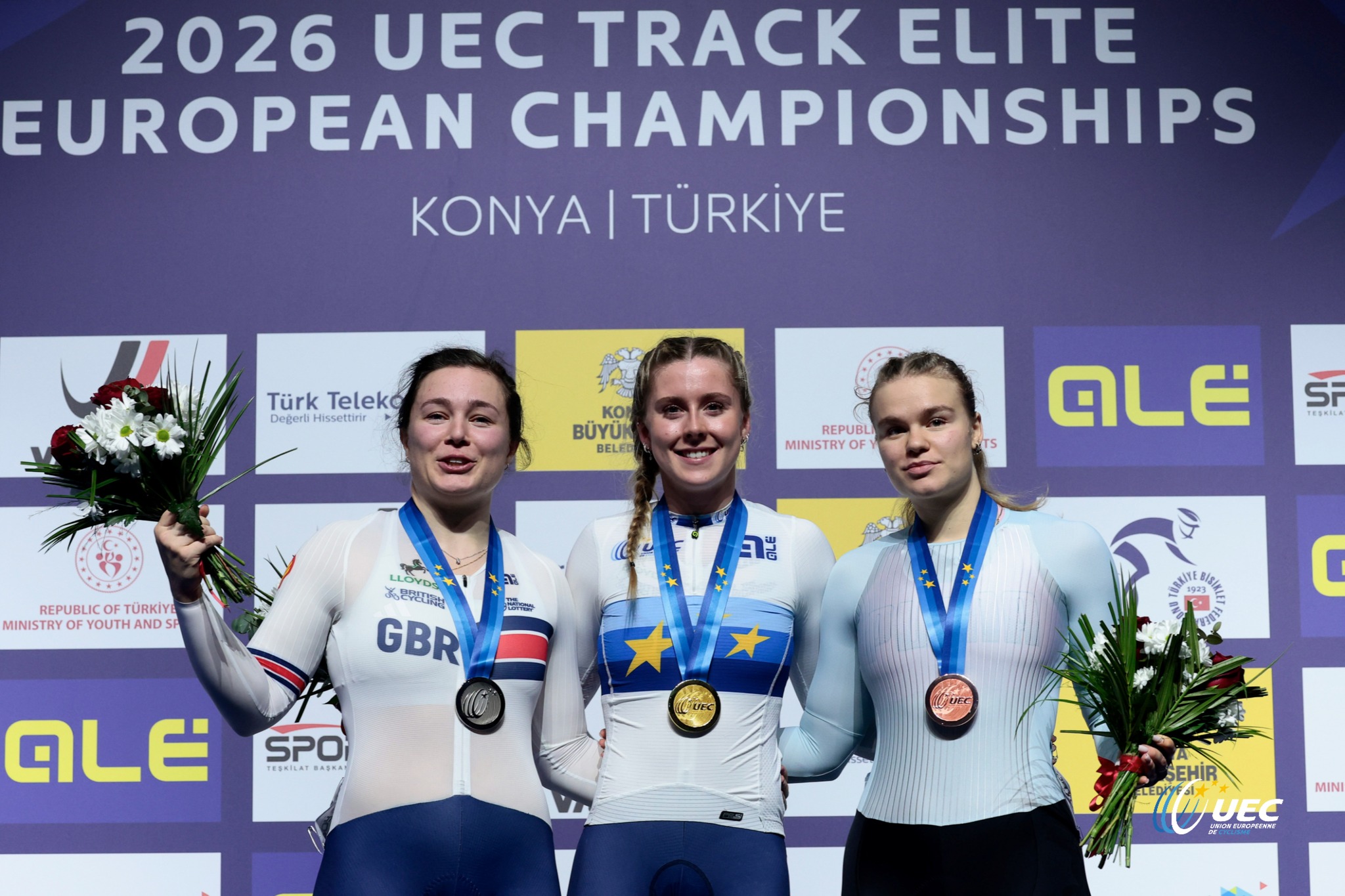 O pódio do Sprint feminino com Sophie Capewell, Emma Finucane e Alina Lysenko