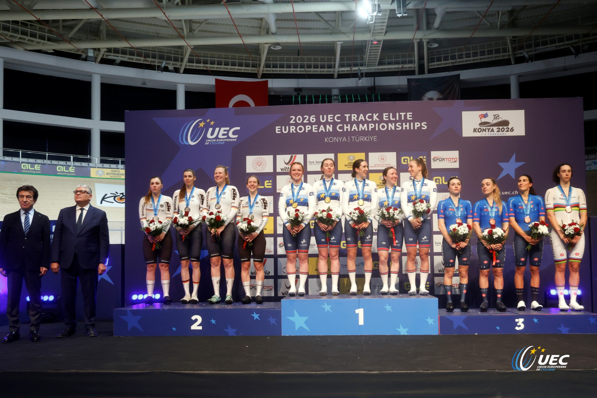 O Pódio da Perseguição Coletiva feminina com Alemanha, Grã-Bretanha e Itália