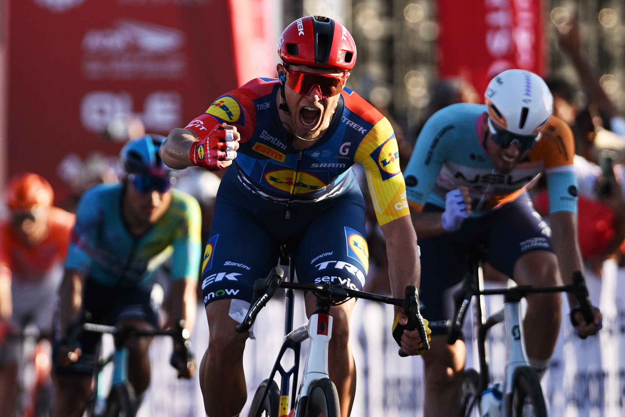 Jonathan Milan conquista etapa 4 do UAE Tour com sprint dominador!