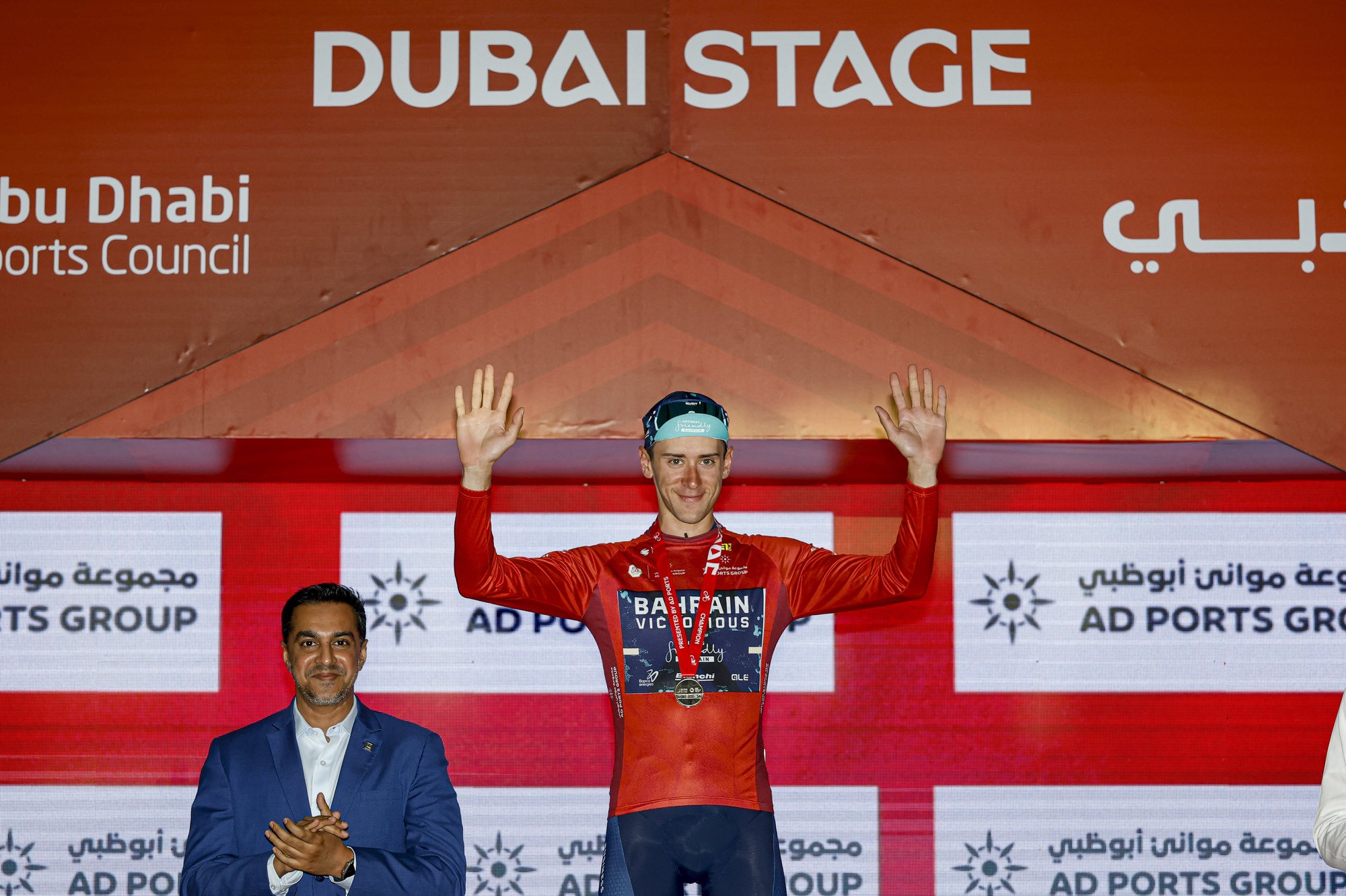 Antonio Tiberi segue o camisola vermelha do UAE Tour (Foto: SprintCyclingAgency)