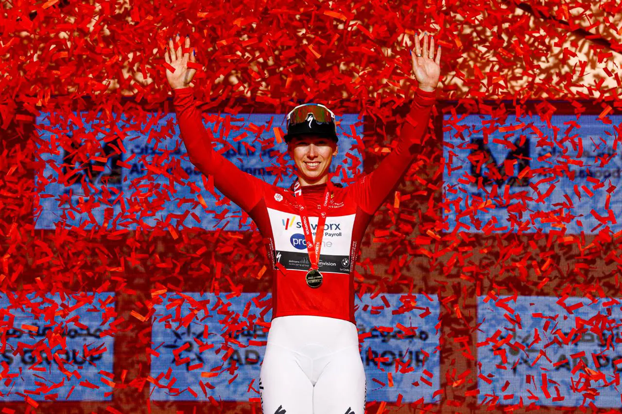 Lorena Wiebes é a primeira camisola vermelha do UAE Tour Women (Foto: SprintCyclingAgency)