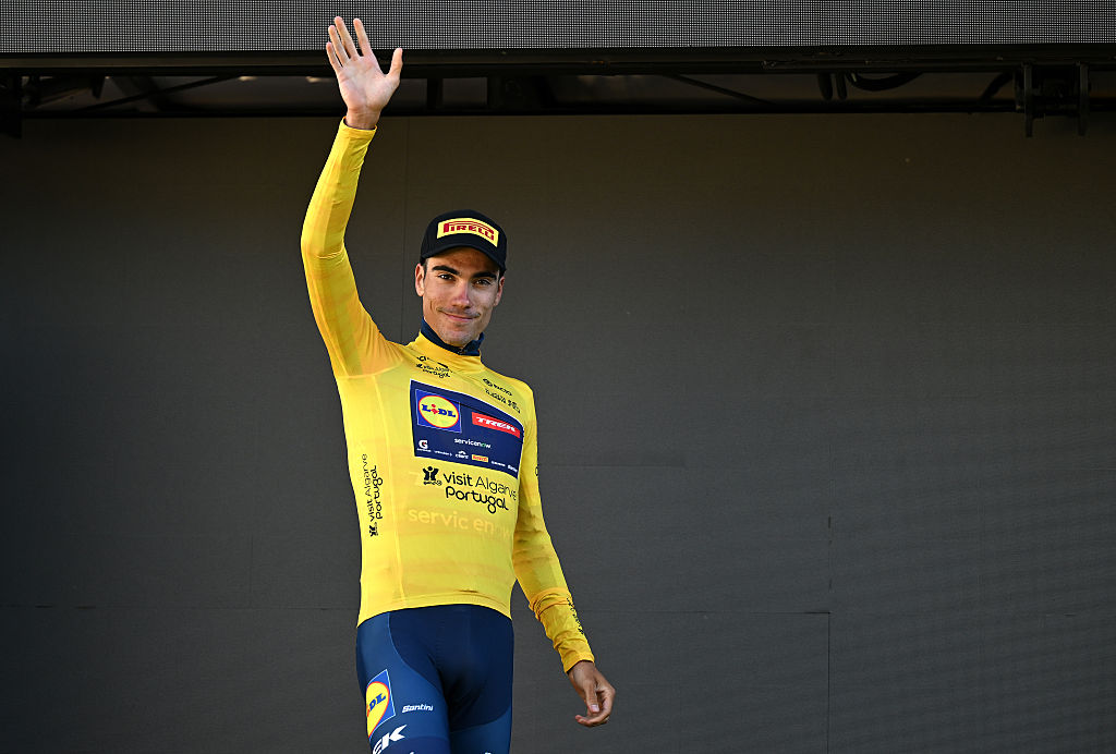 Juan Ayuso manteve a camisola amarela da Volta ao Algarve (Foto: Getty Images)