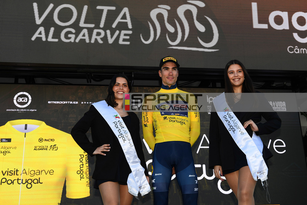Juan Ayuso segue o camisola amarela da Volta ao Algarve (Foto: Tommaso Pelagalli/SprintCyclingAgency©2026)